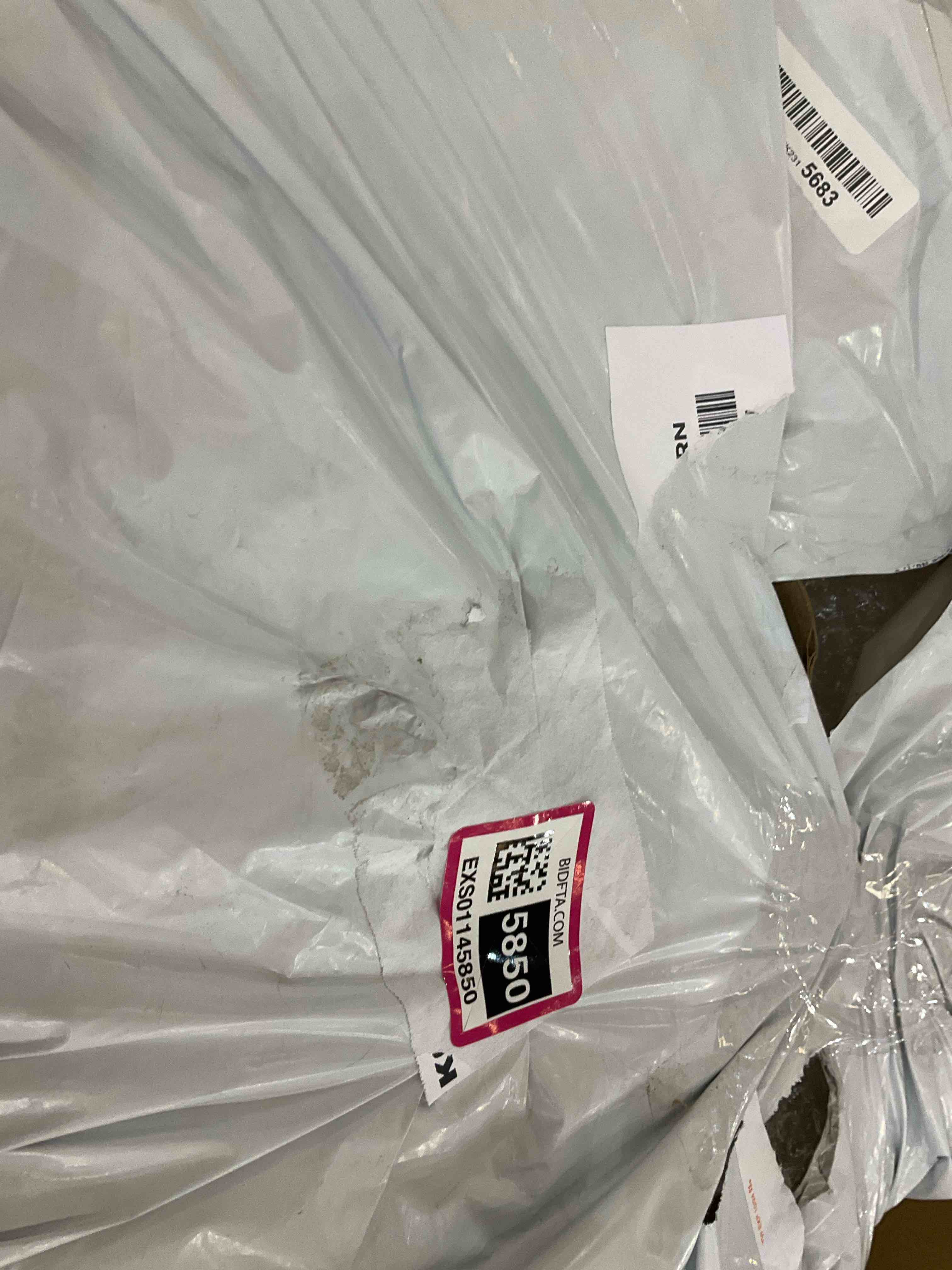 https://s3.amazonaws.com/lotting-images-prod/BargainHunt/EXS01145850_1708545551334.jpeg