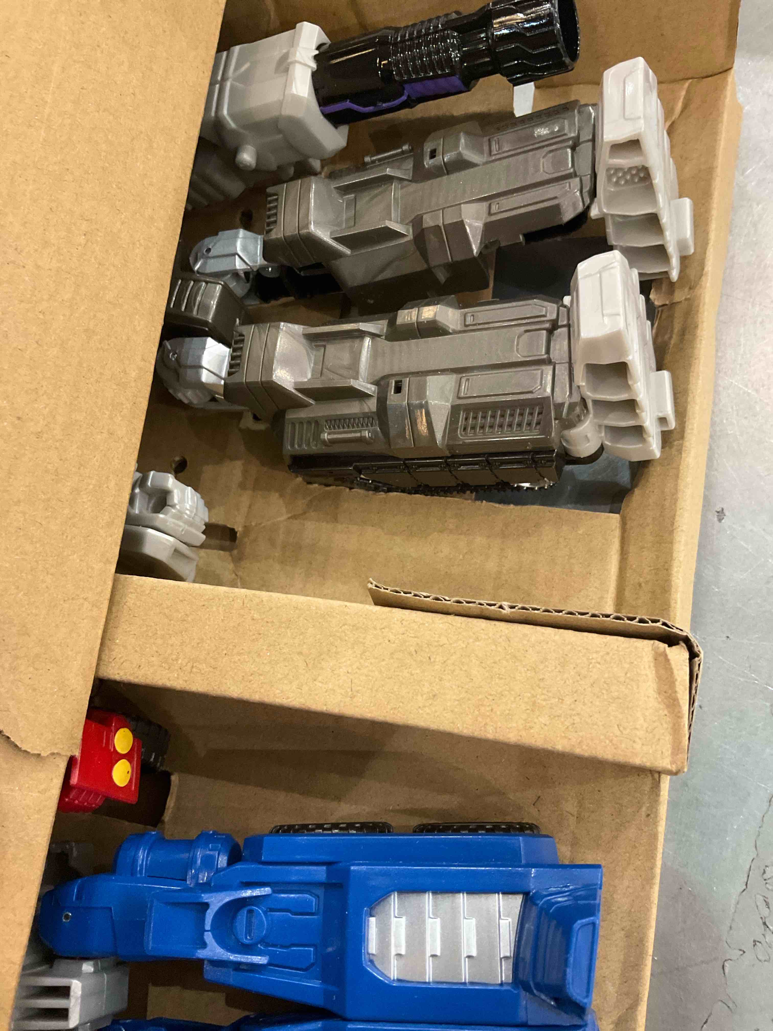 https://s3.amazonaws.com/lotting-images-prod/BargainHunt/EXS01148713_1708360413376.jpeg
