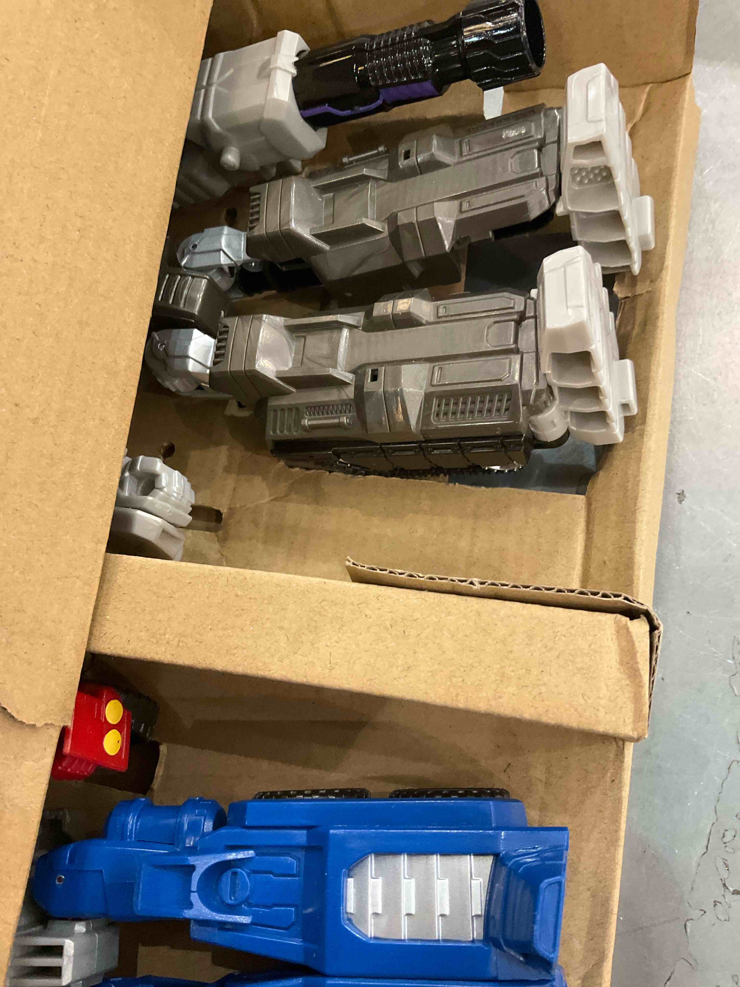 https://s3.amazonaws.com/lotting-images-prod/BargainHunt/EXS01148713_1708360414402.jpeg