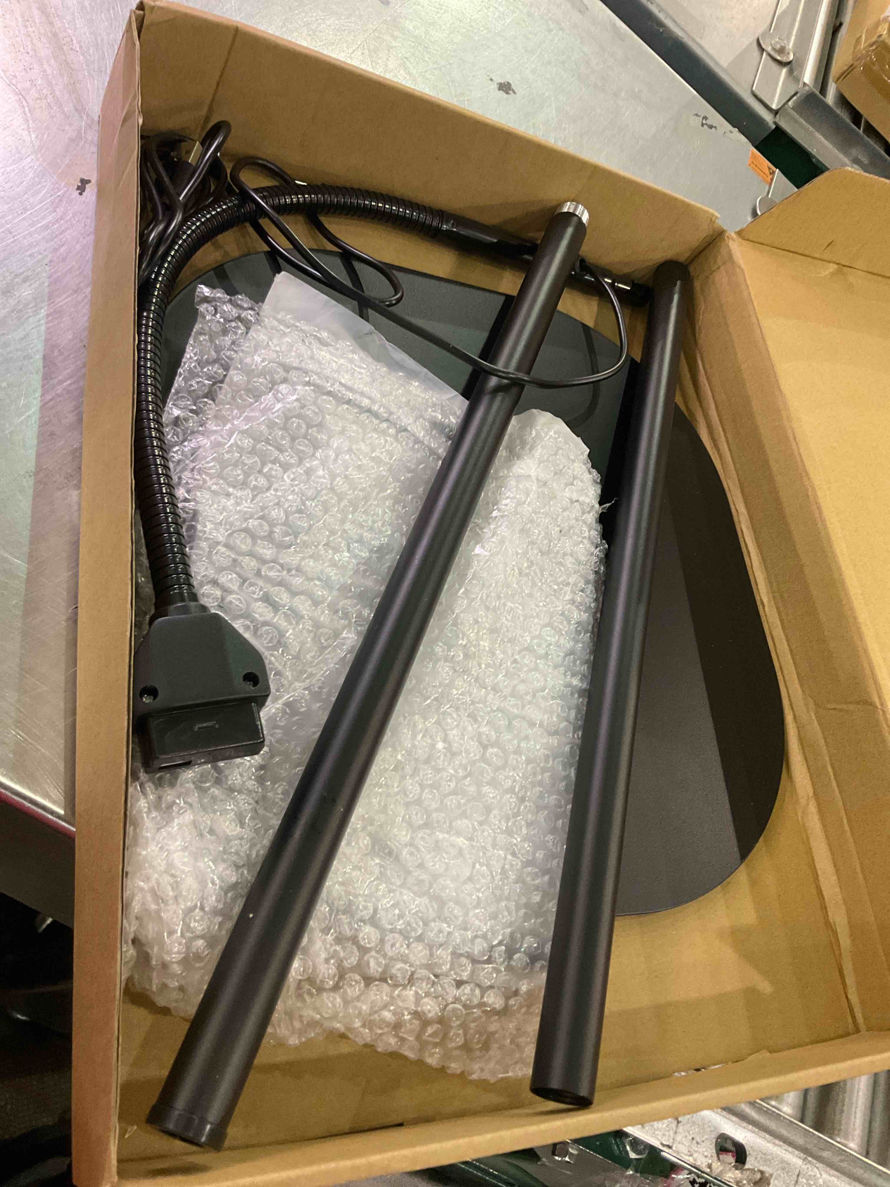 https://s3.amazonaws.com/lotting-images-prod/BargainHunt/EXS01149086_1708435478049.jpeg