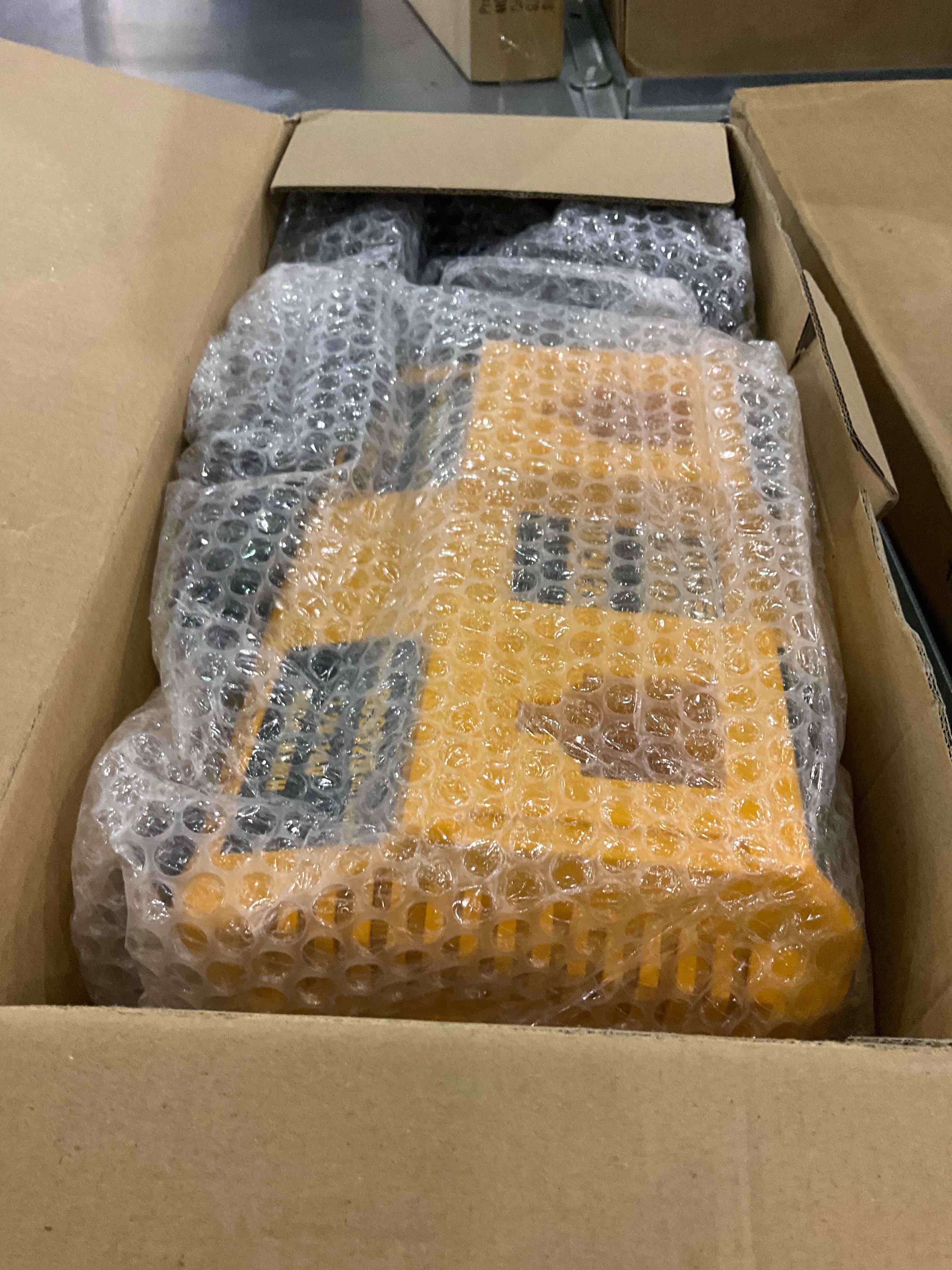 https://s3.amazonaws.com/lotting-images-prod/BargainHunt/EXS01149386_1708691740712.jpeg
