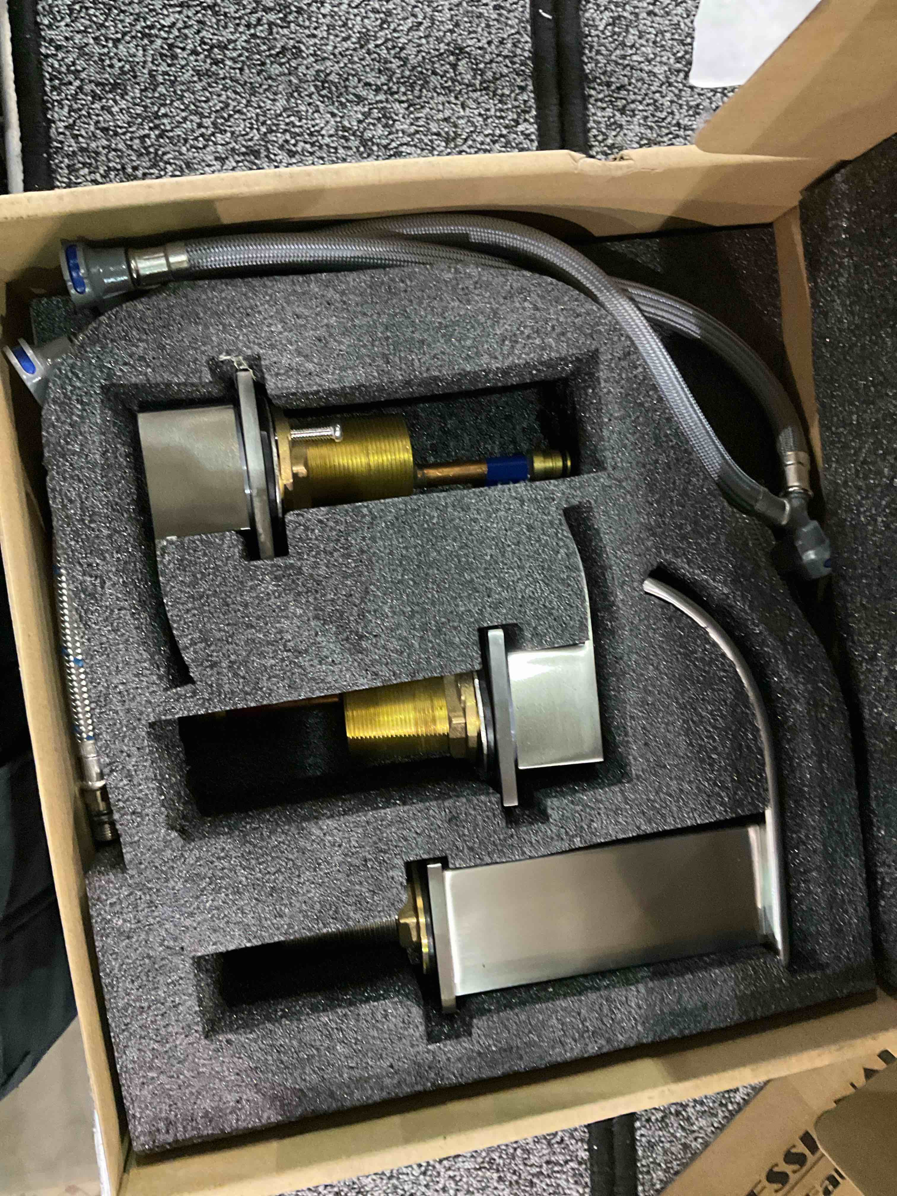 https://s3.amazonaws.com/lotting-images-prod/BargainHunt/EXS01149748_1708431794691.jpeg