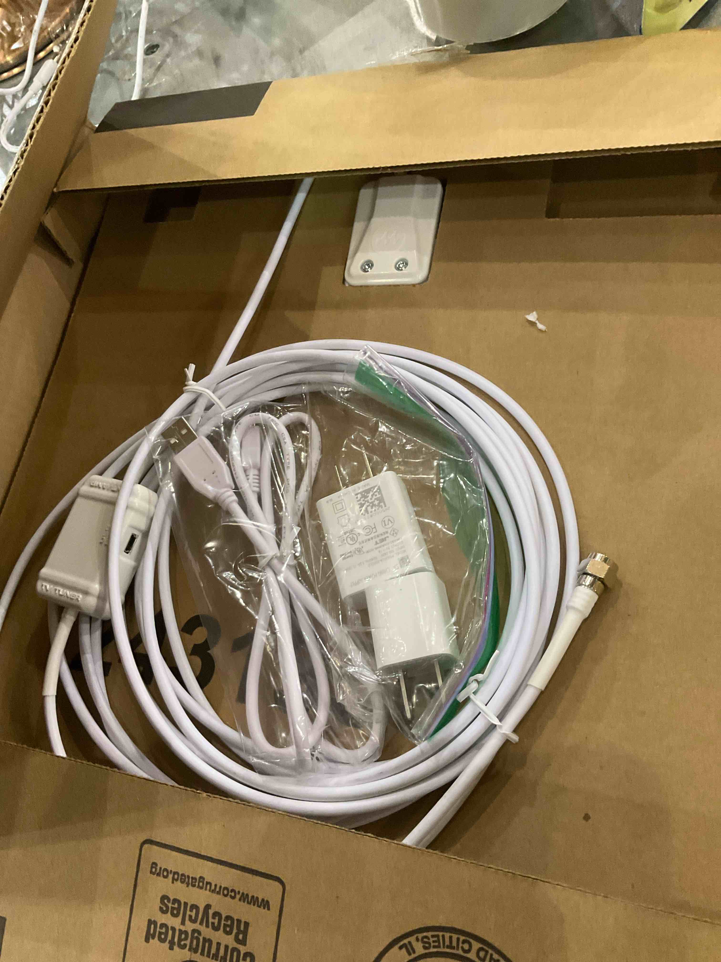 https://s3.amazonaws.com/lotting-images-prod/BargainHunt/EXS01157069_1706795731882.jpeg