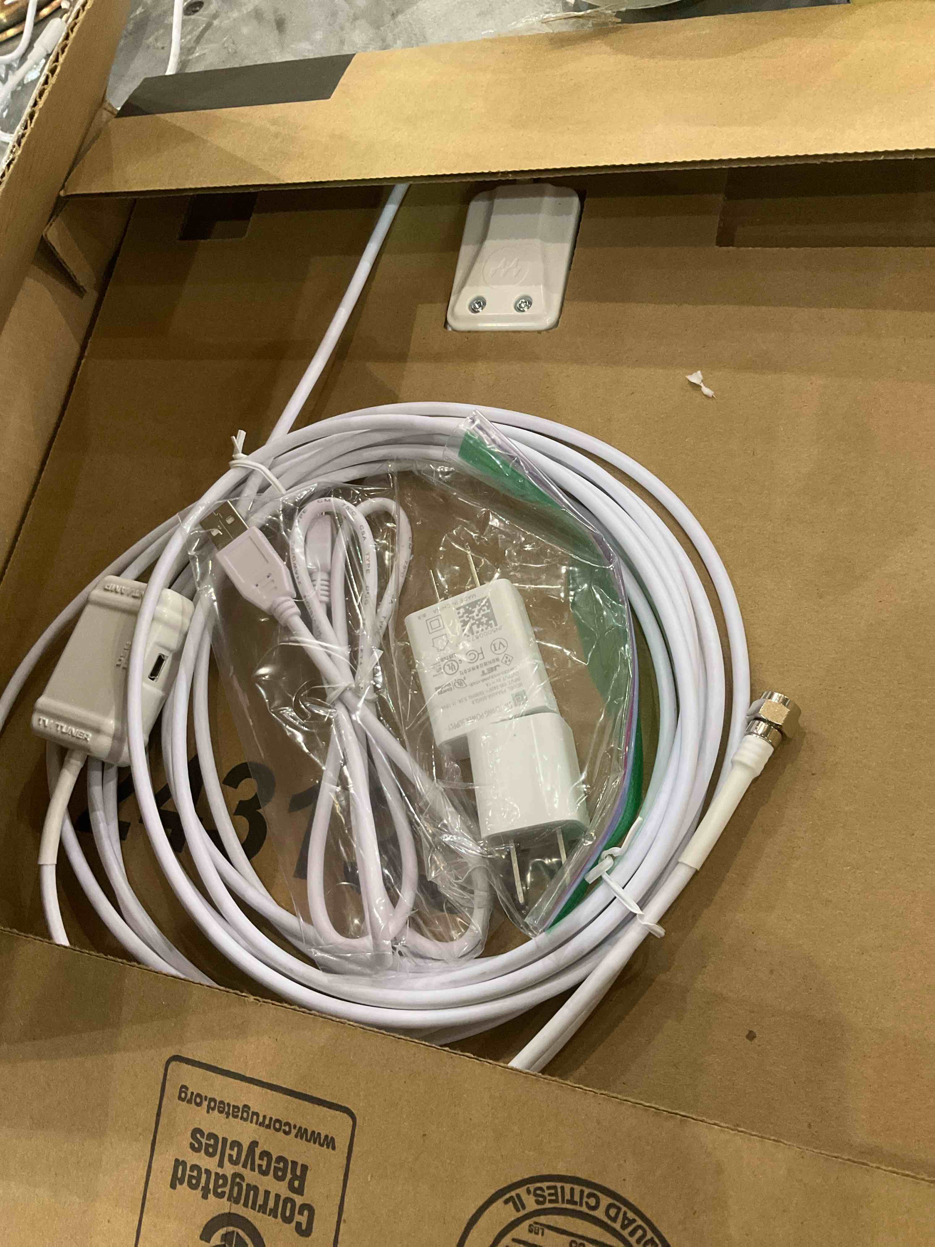 https://s3.amazonaws.com/lotting-images-prod/BargainHunt/EXS01157069_1706795732735.jpeg