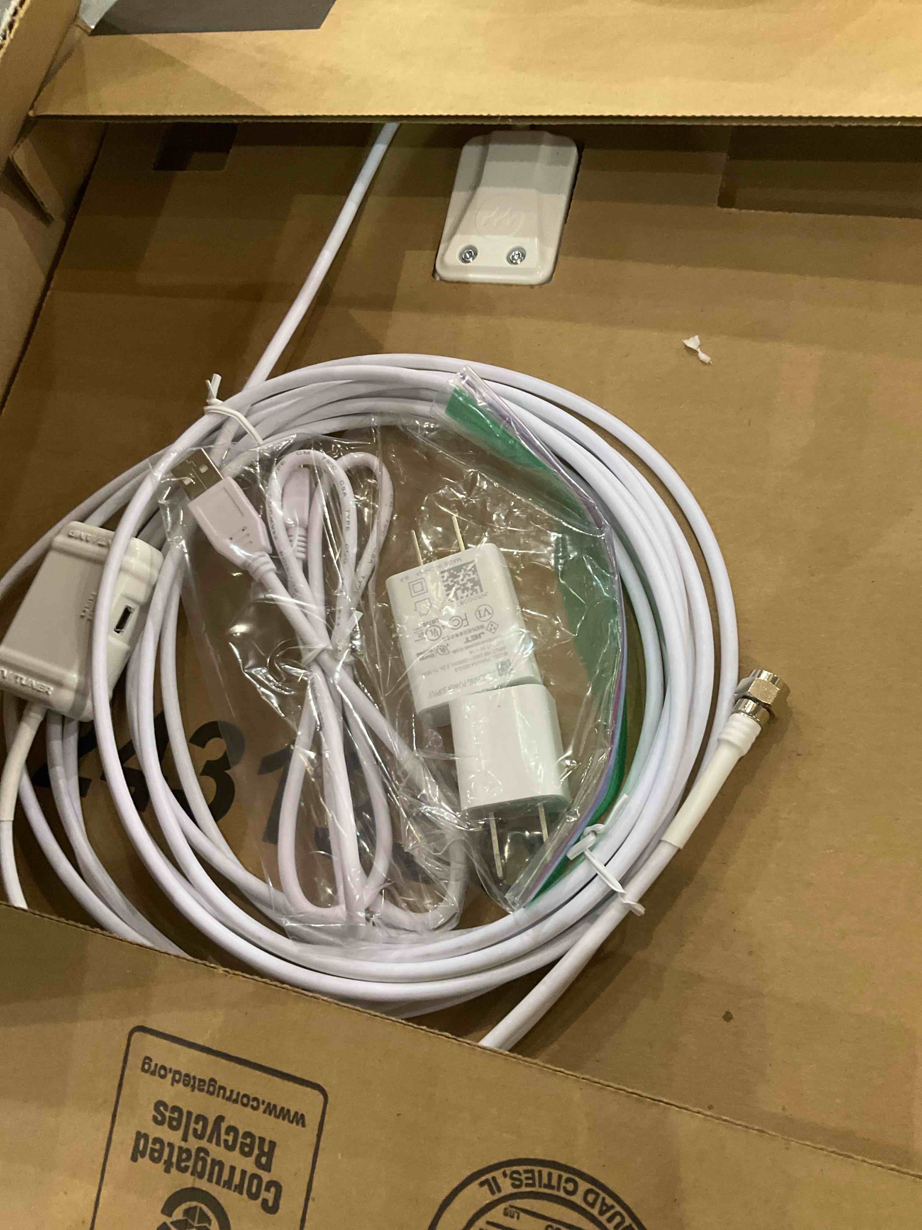 https://s3.amazonaws.com/lotting-images-prod/BargainHunt/EXS01157069_1706795735618.jpeg