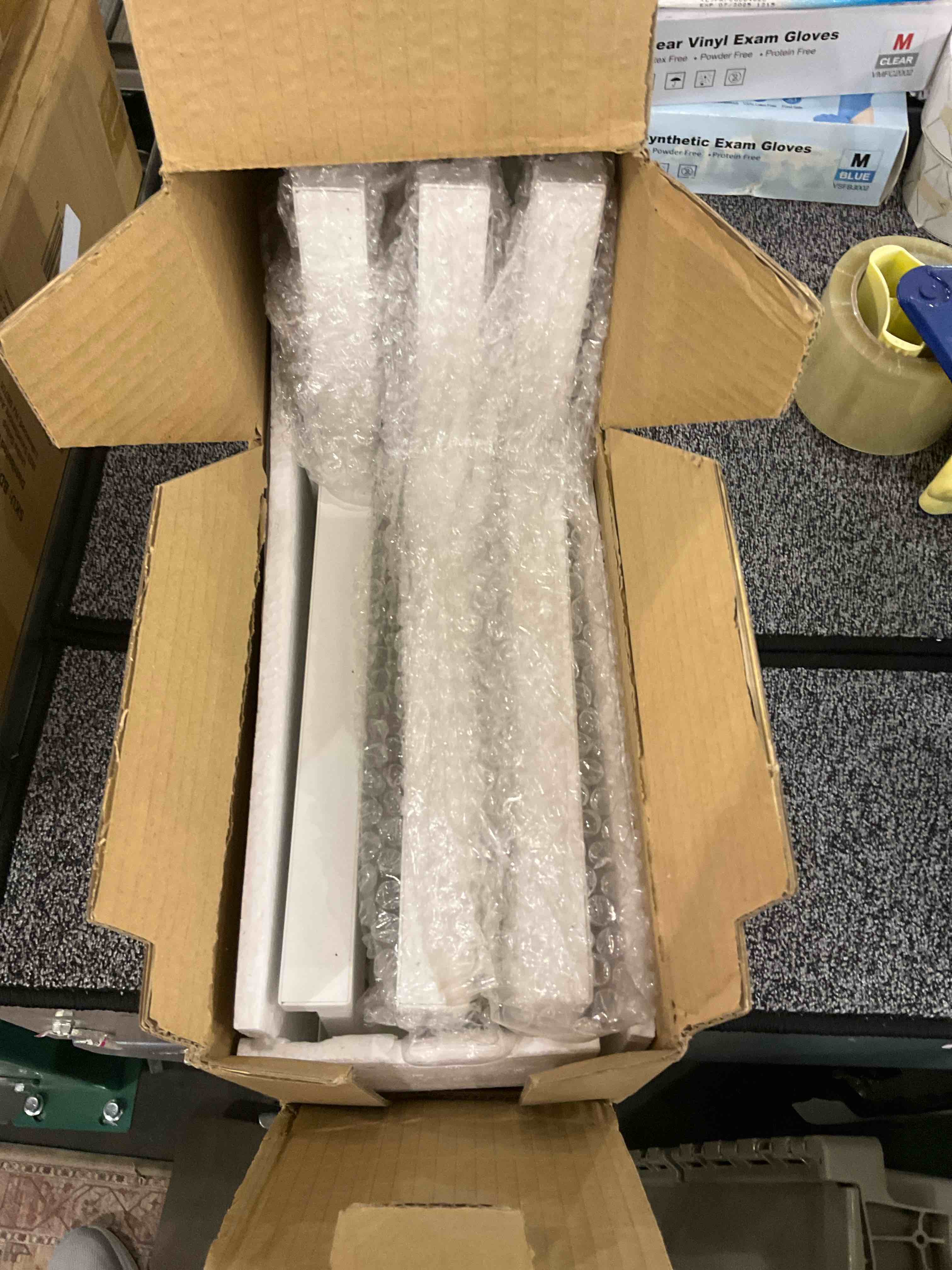 https://s3.amazonaws.com/lotting-images-prod/BargainHunt/EXS01162686_1706616889493.jpeg