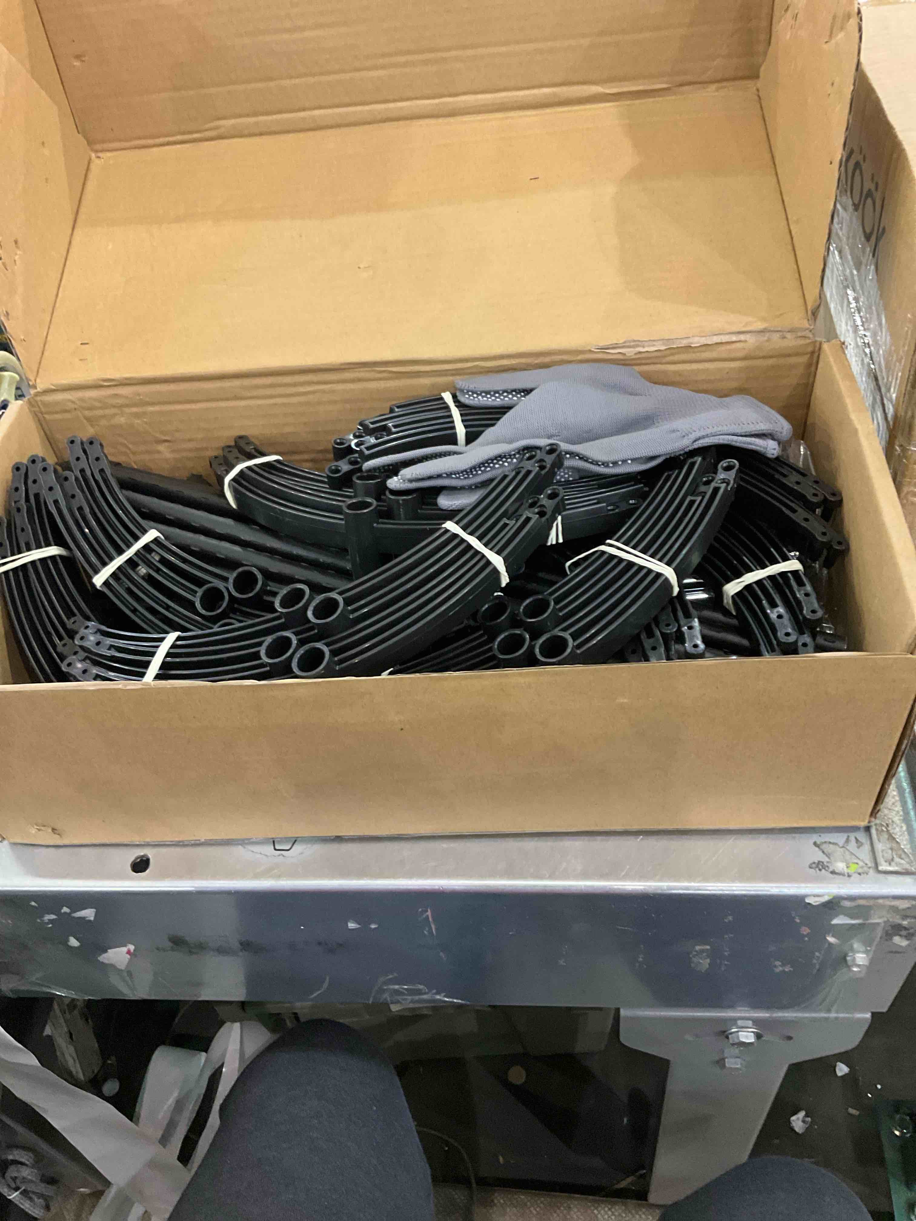 https://s3.amazonaws.com/lotting-images-prod/BargainHunt/EXS01166802_1706714563932.jpeg