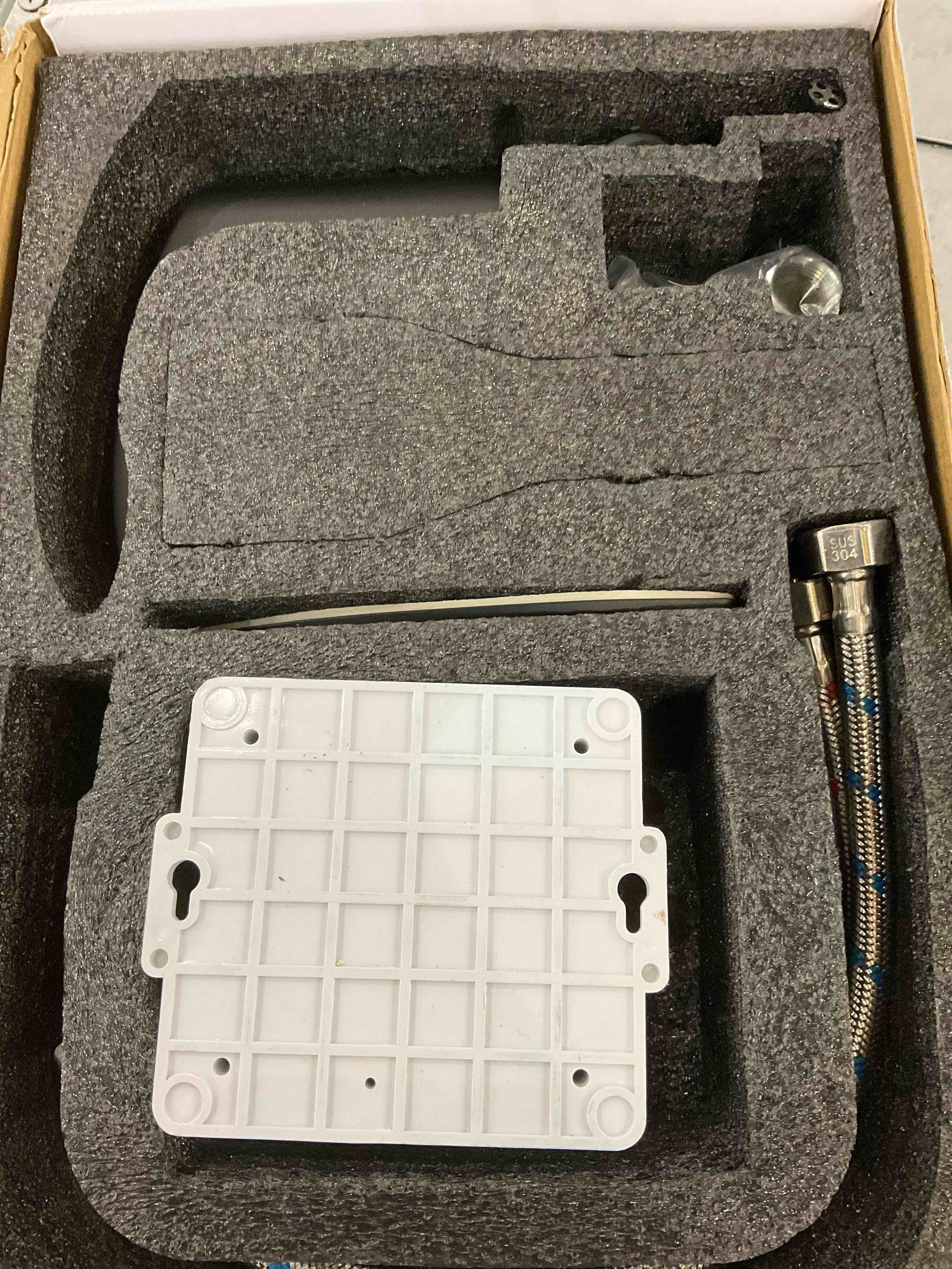 https://s3.amazonaws.com/lotting-images-prod/BargainHunt/EXS01168765_1707323739277.jpeg