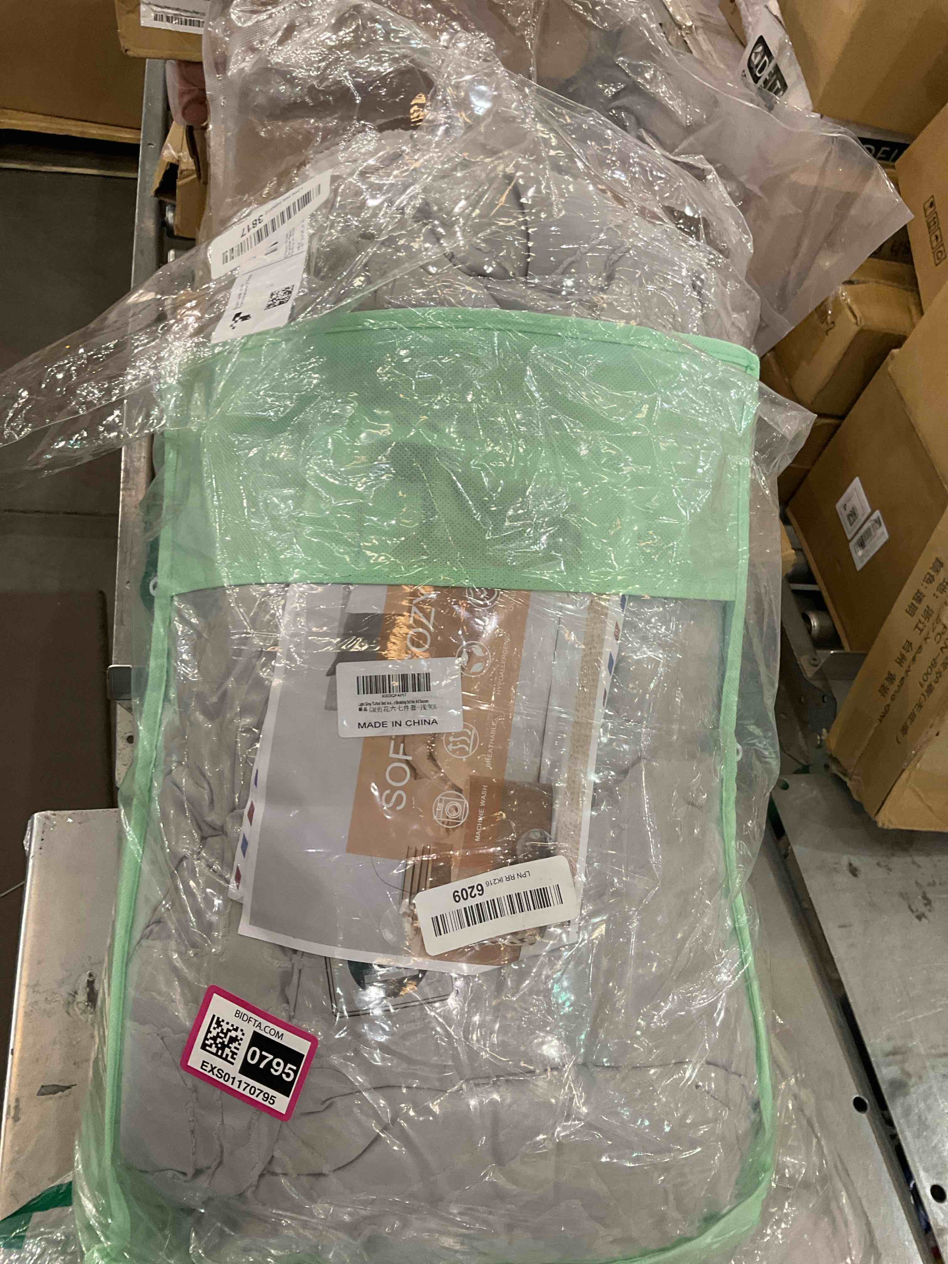 https://s3.amazonaws.com/lotting-images-prod/BargainHunt/EXS01170795_1710168936219.jpeg