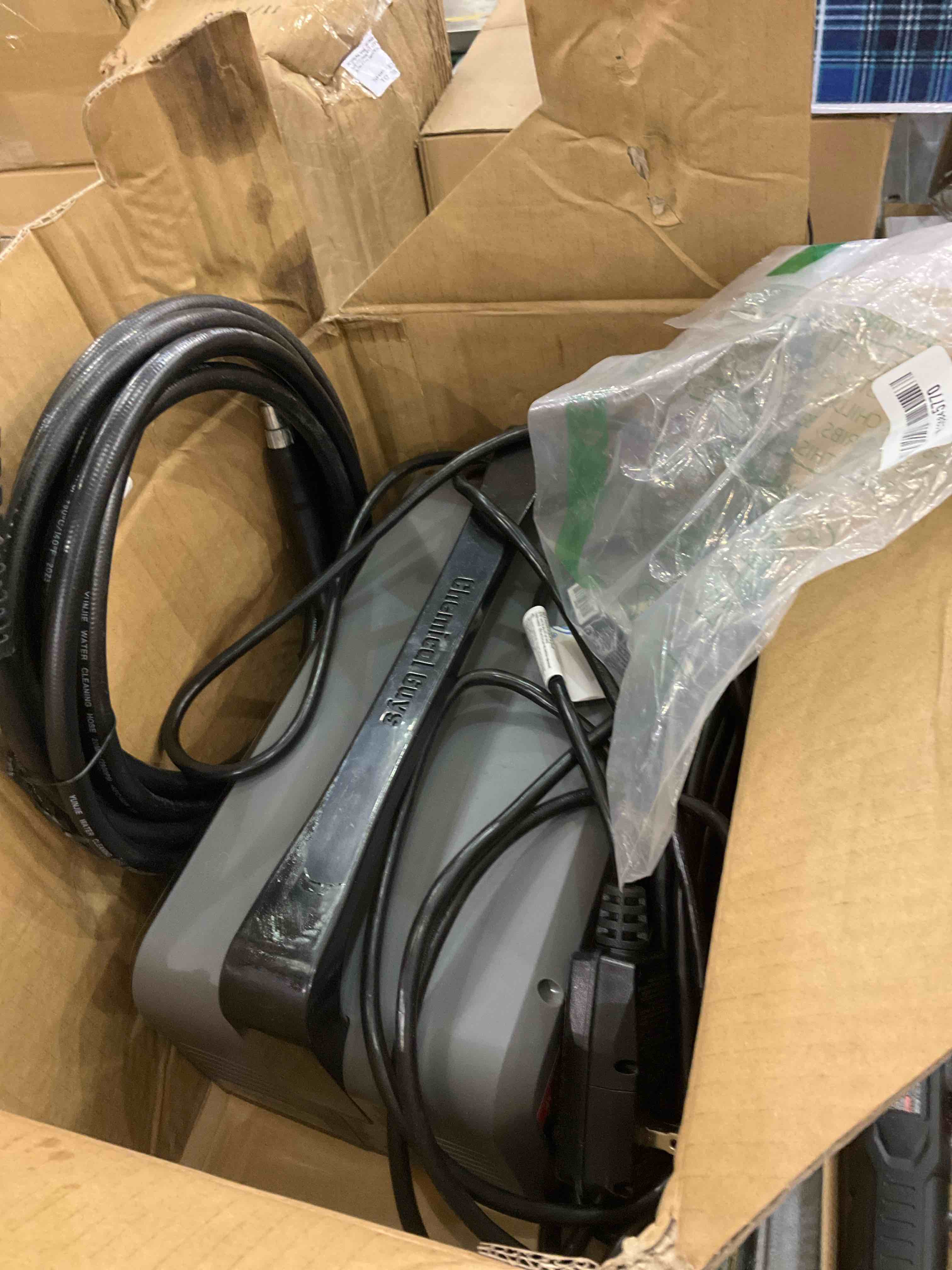 https://s3.amazonaws.com/lotting-images-prod/BargainHunt/EXS01175034_1709828960198.jpeg