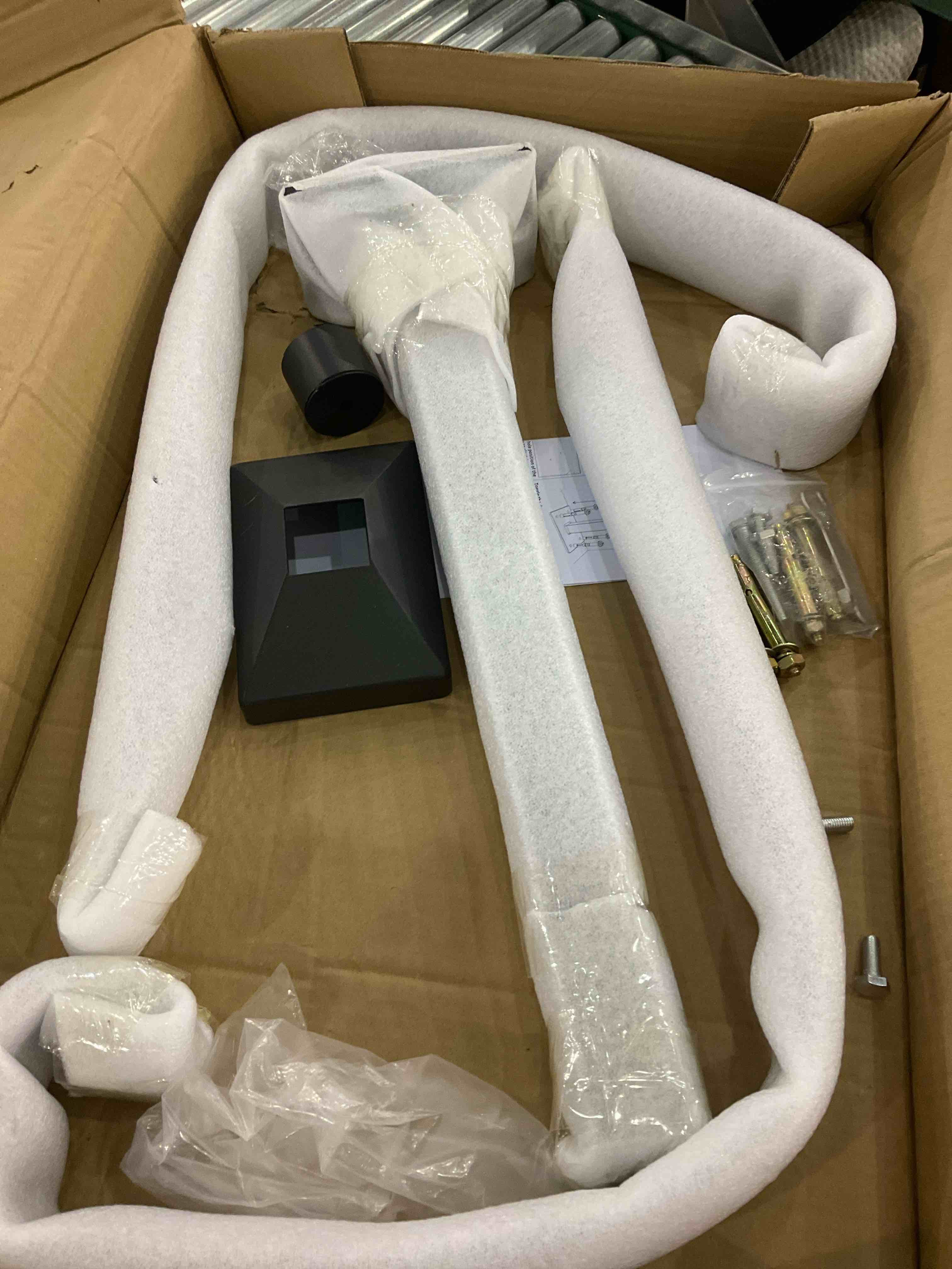 https://s3.amazonaws.com/lotting-images-prod/BargainHunt/EXS01175097_1709901951667.jpeg