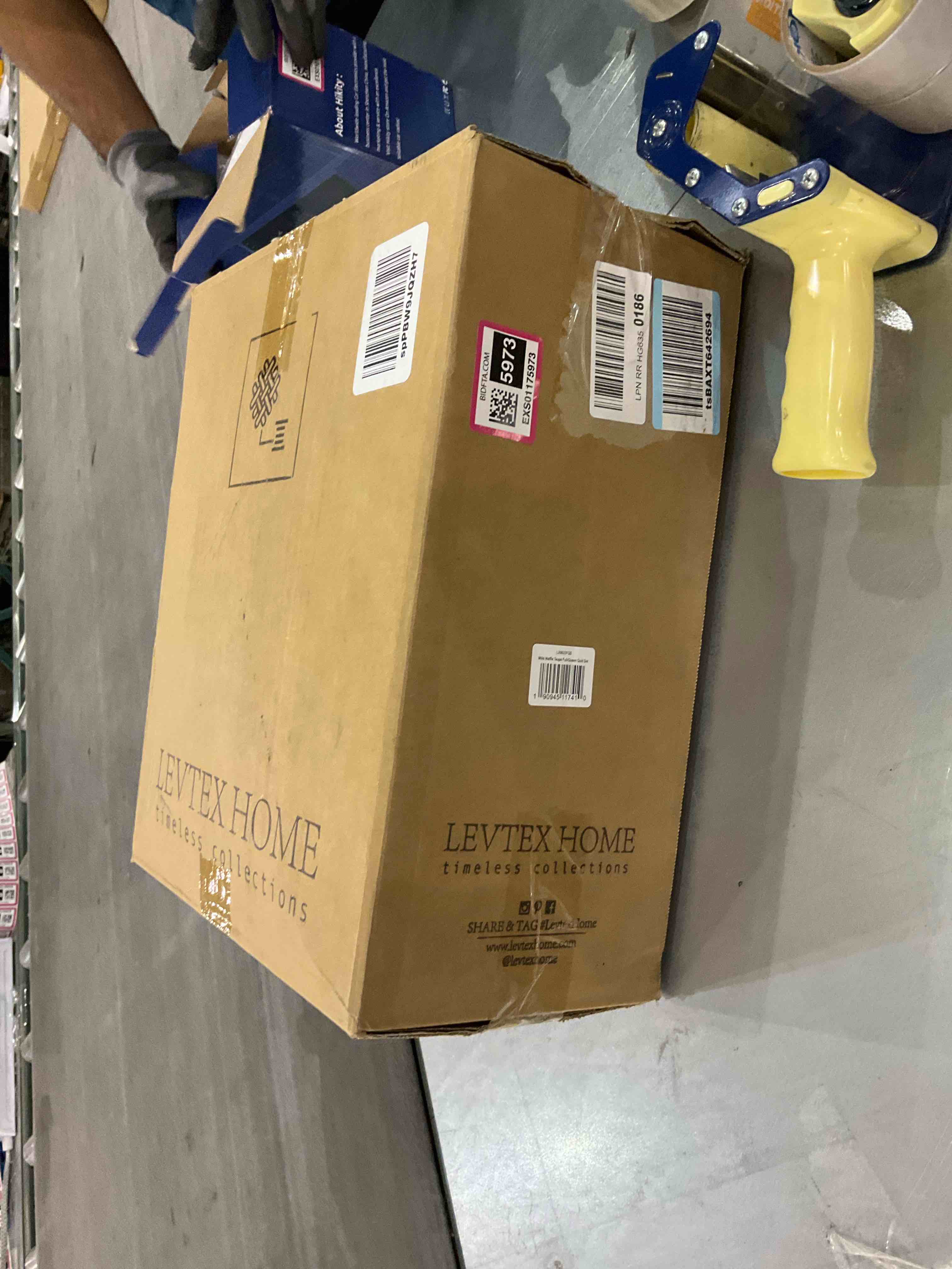 https://s3.amazonaws.com/lotting-images-prod/BargainHunt/EXS01175973_1709743376224.jpeg