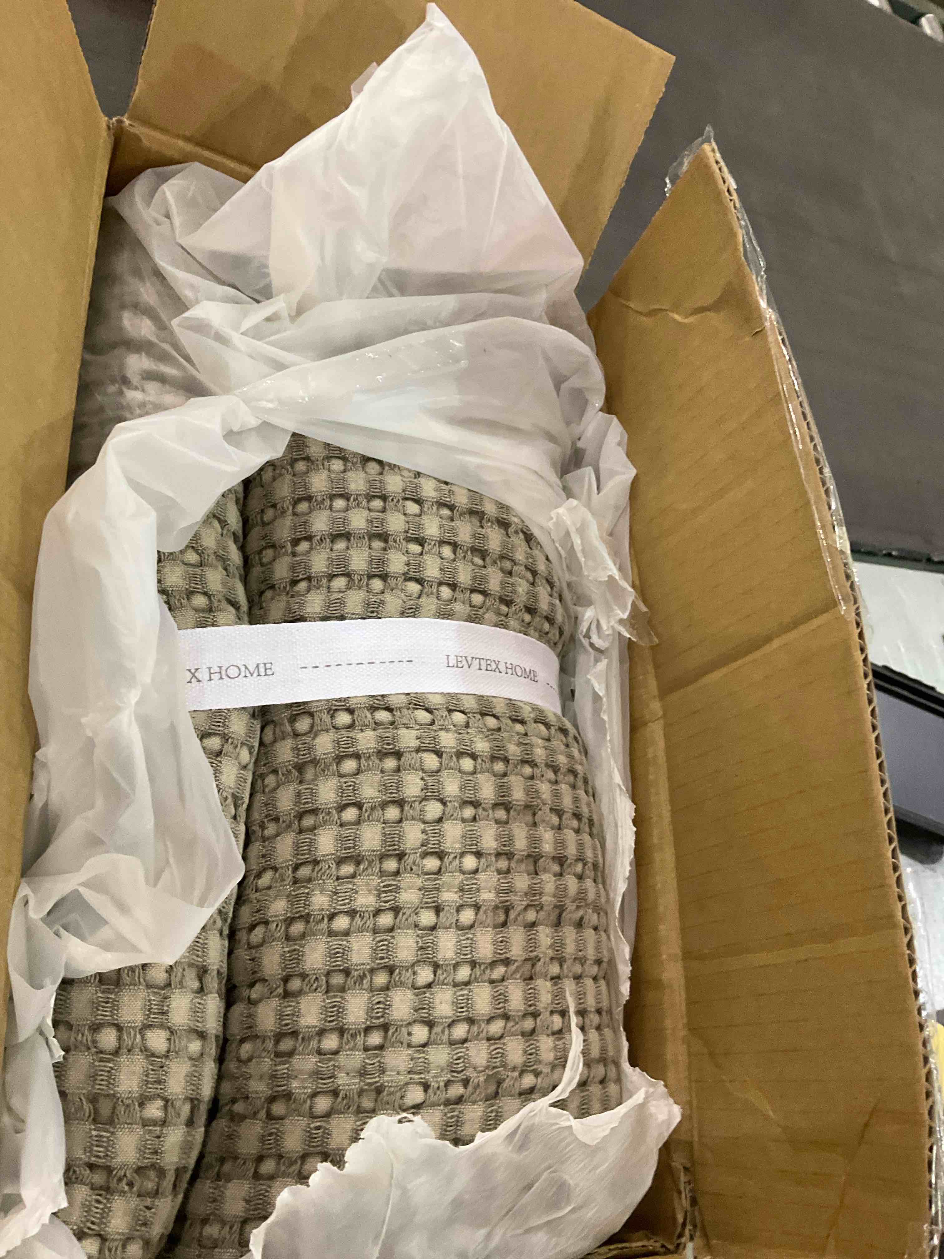 https://s3.amazonaws.com/lotting-images-prod/BargainHunt/EXS01175973_1709743413632.jpeg