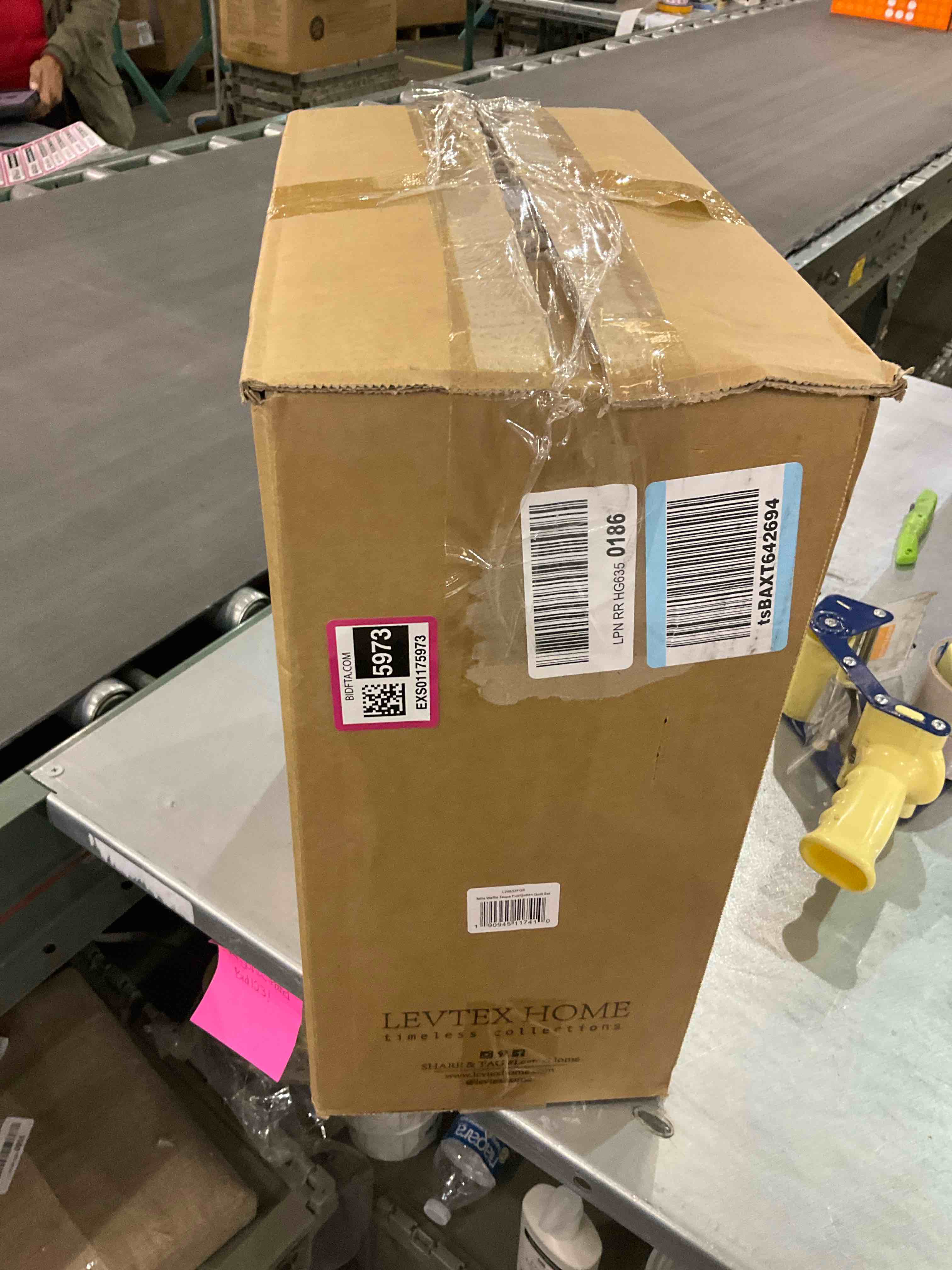 https://s3.amazonaws.com/lotting-images-prod/BargainHunt/EXS01175973_1709743429115.jpeg