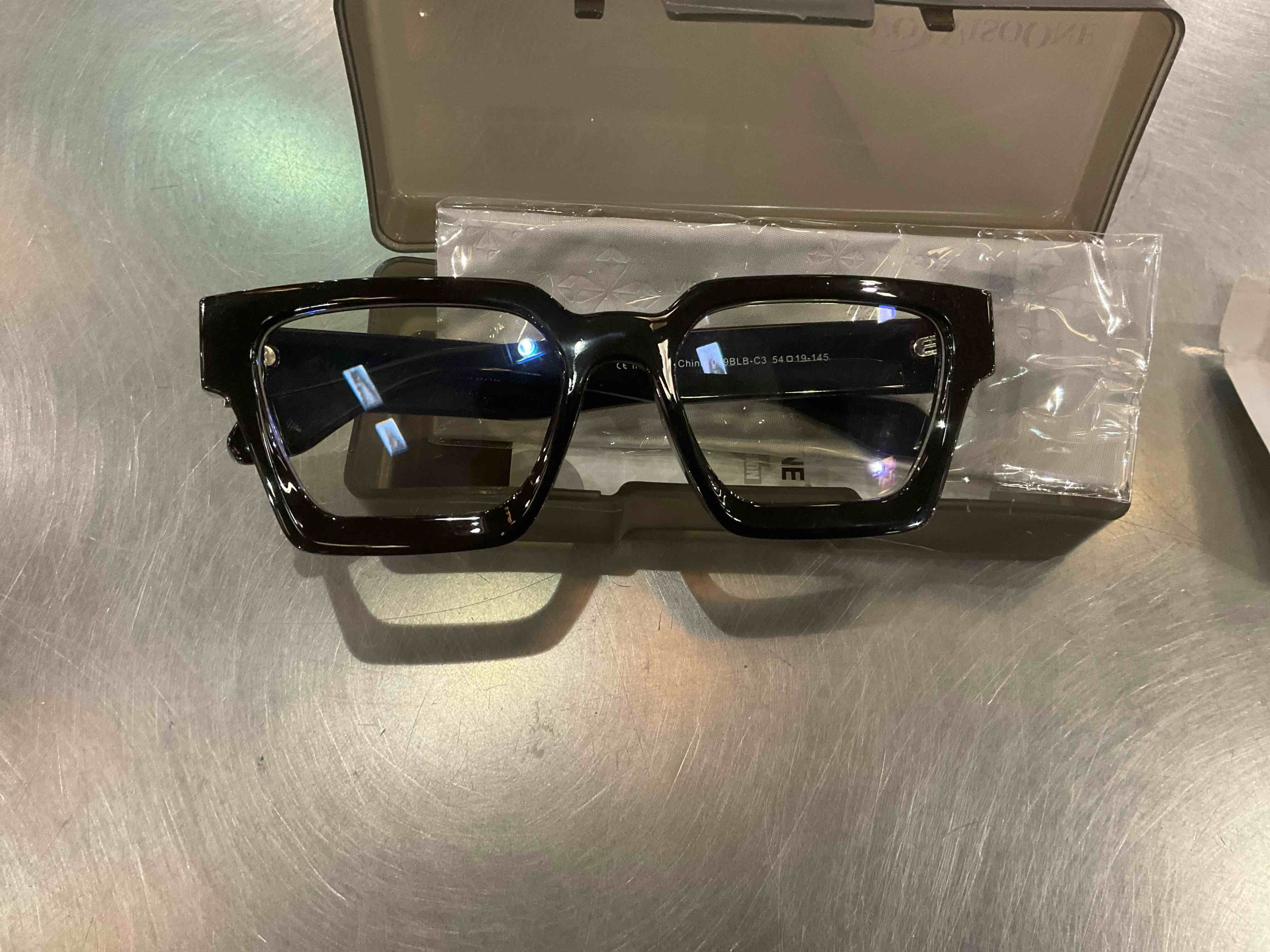 https://s3.amazonaws.com/lotting-images-prod/BargainHunt/EXS01176662_1709064099142.jpeg