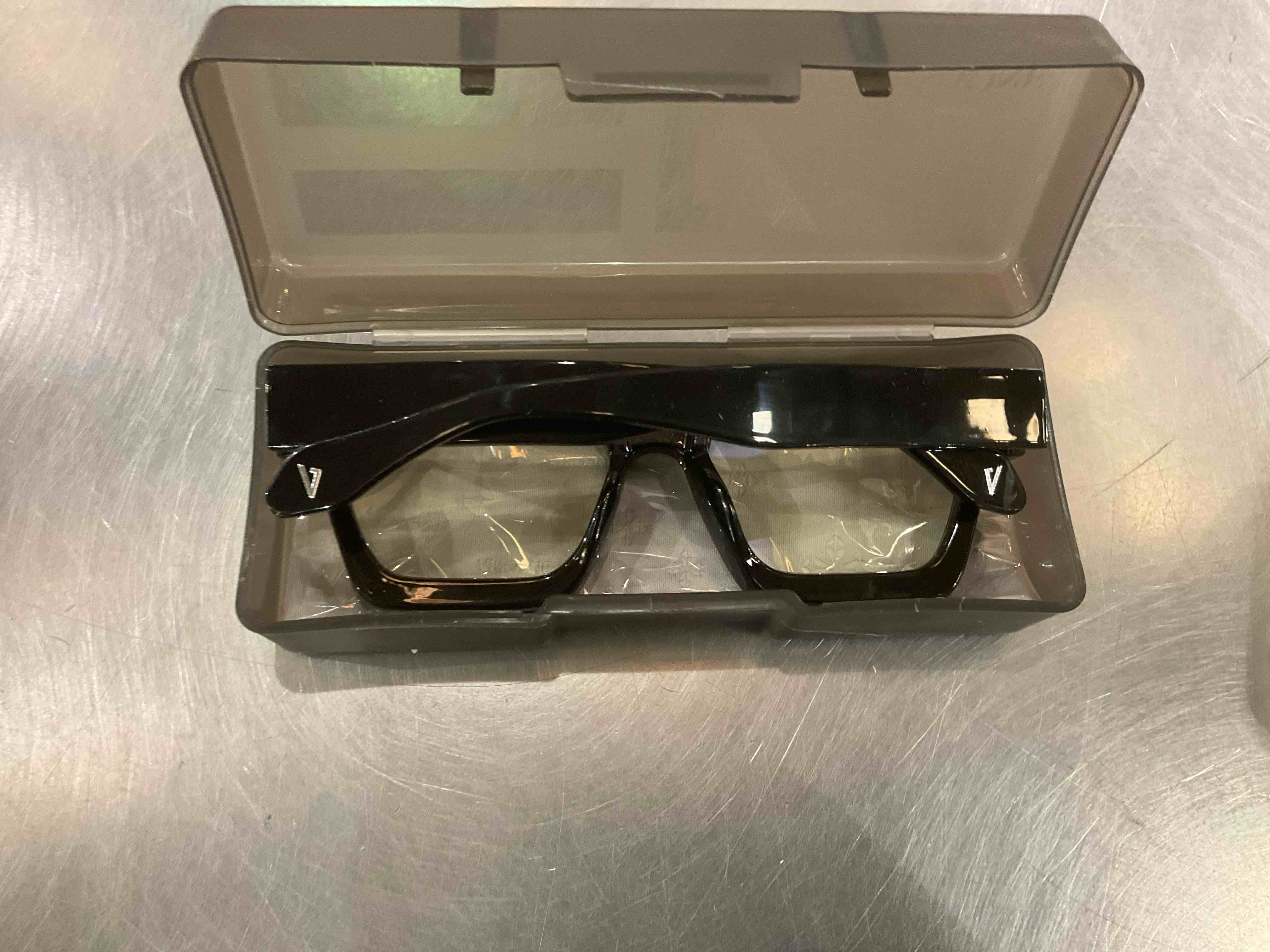 https://s3.amazonaws.com/lotting-images-prod/BargainHunt/EXS01176662_1709064111948.jpeg