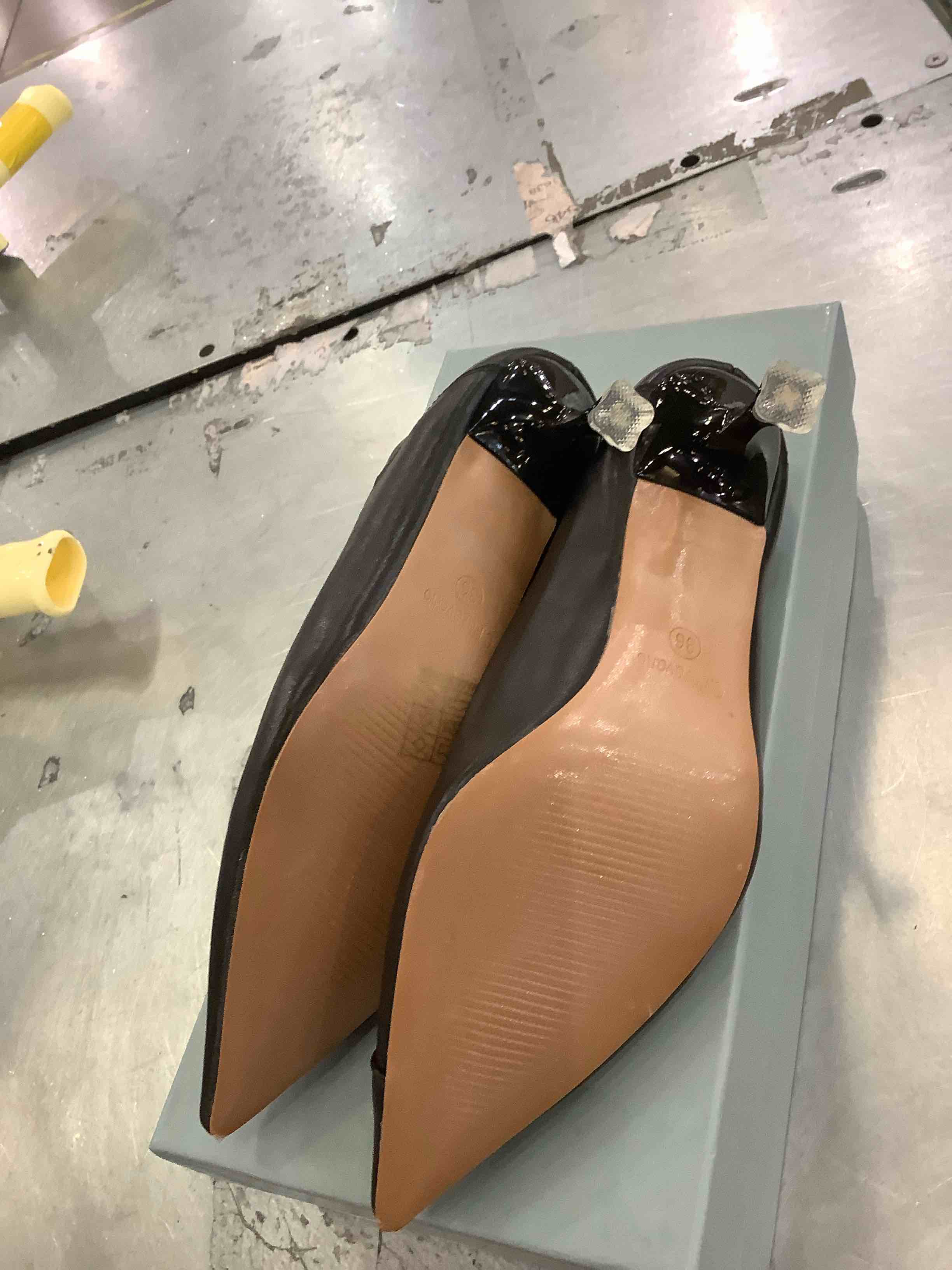 https://s3.amazonaws.com/lotting-images-prod/BargainHunt/EXS01177404_1708451886759.jpeg