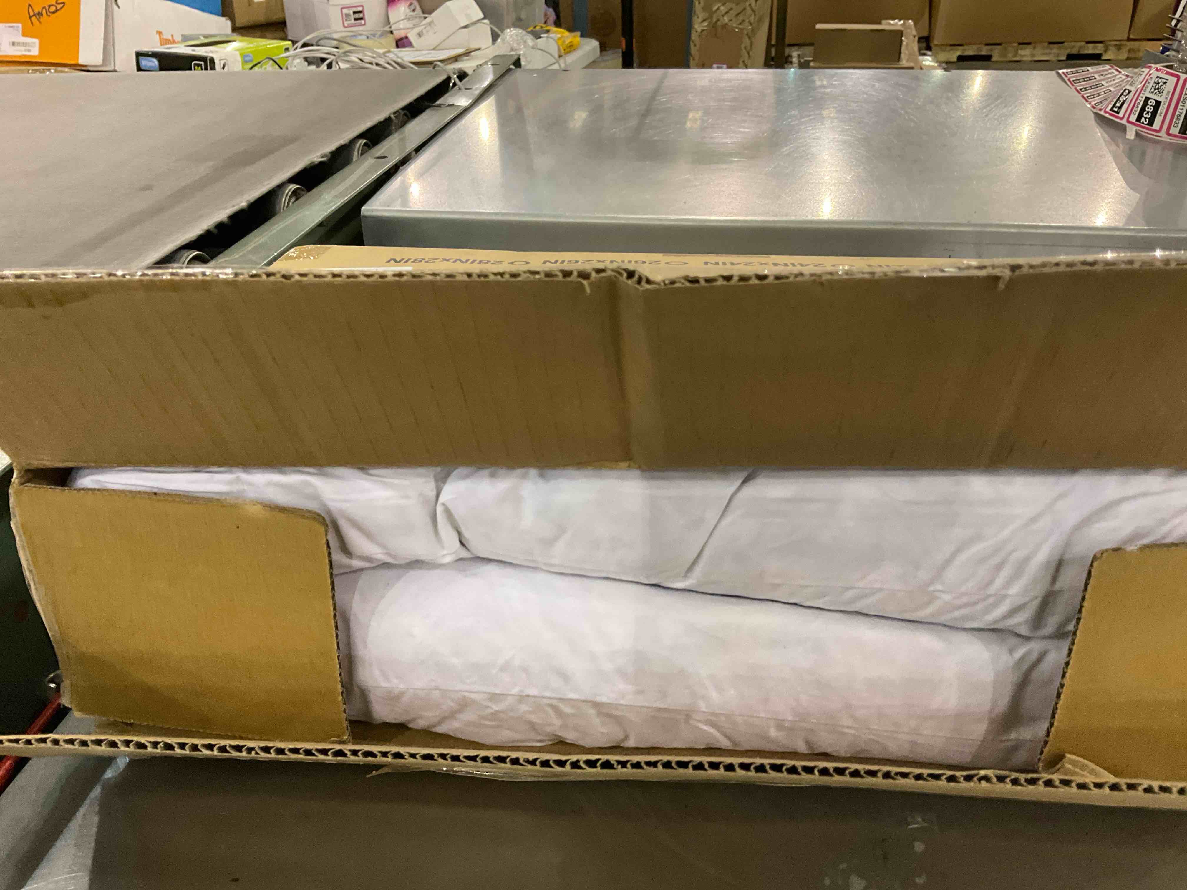 https://s3.amazonaws.com/lotting-images-prod/BargainHunt/EXS01177958_1709212535377.jpeg