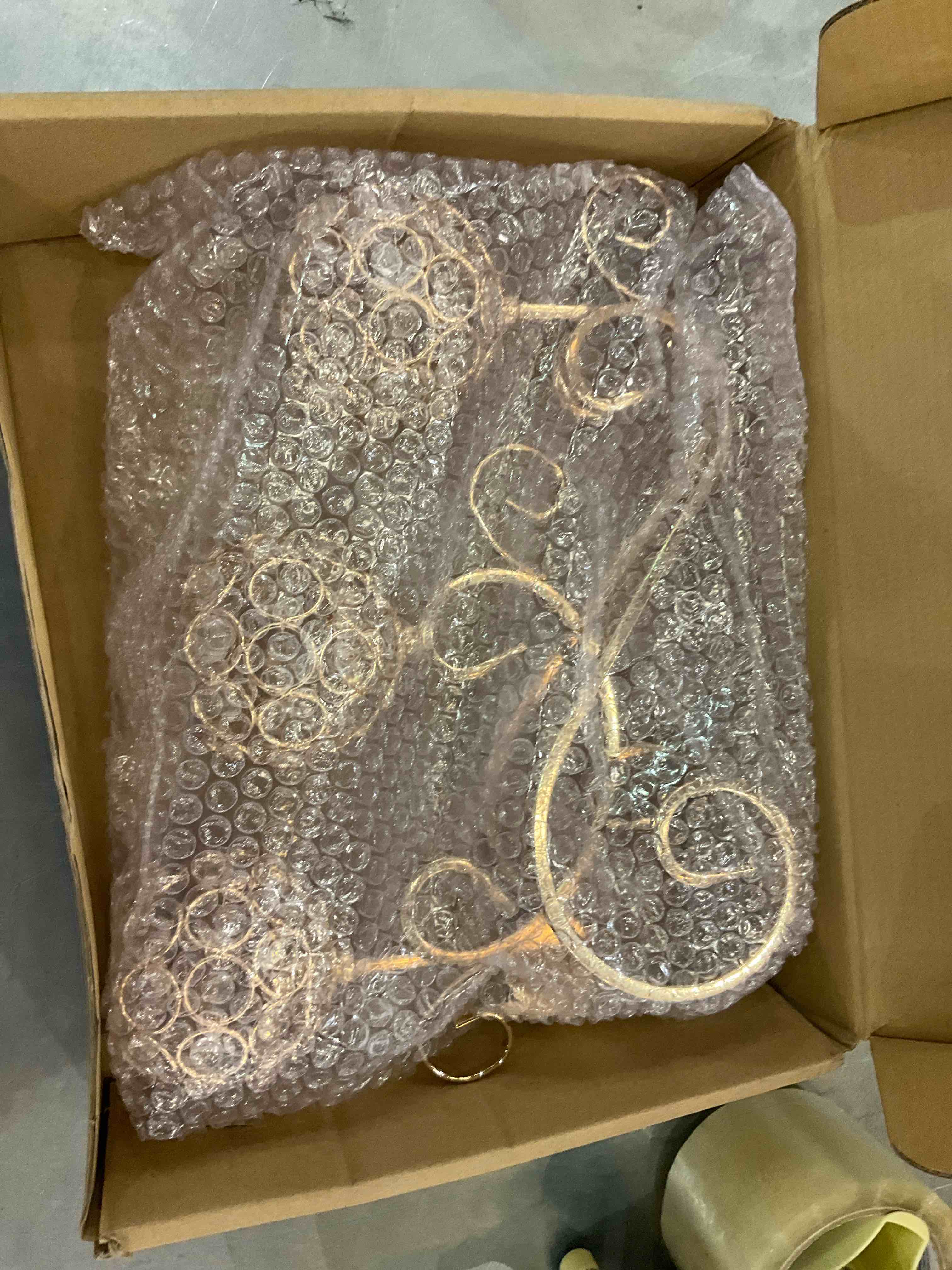 https://s3.amazonaws.com/lotting-images-prod/BargainHunt/EXS01178724_1710167943327.jpeg