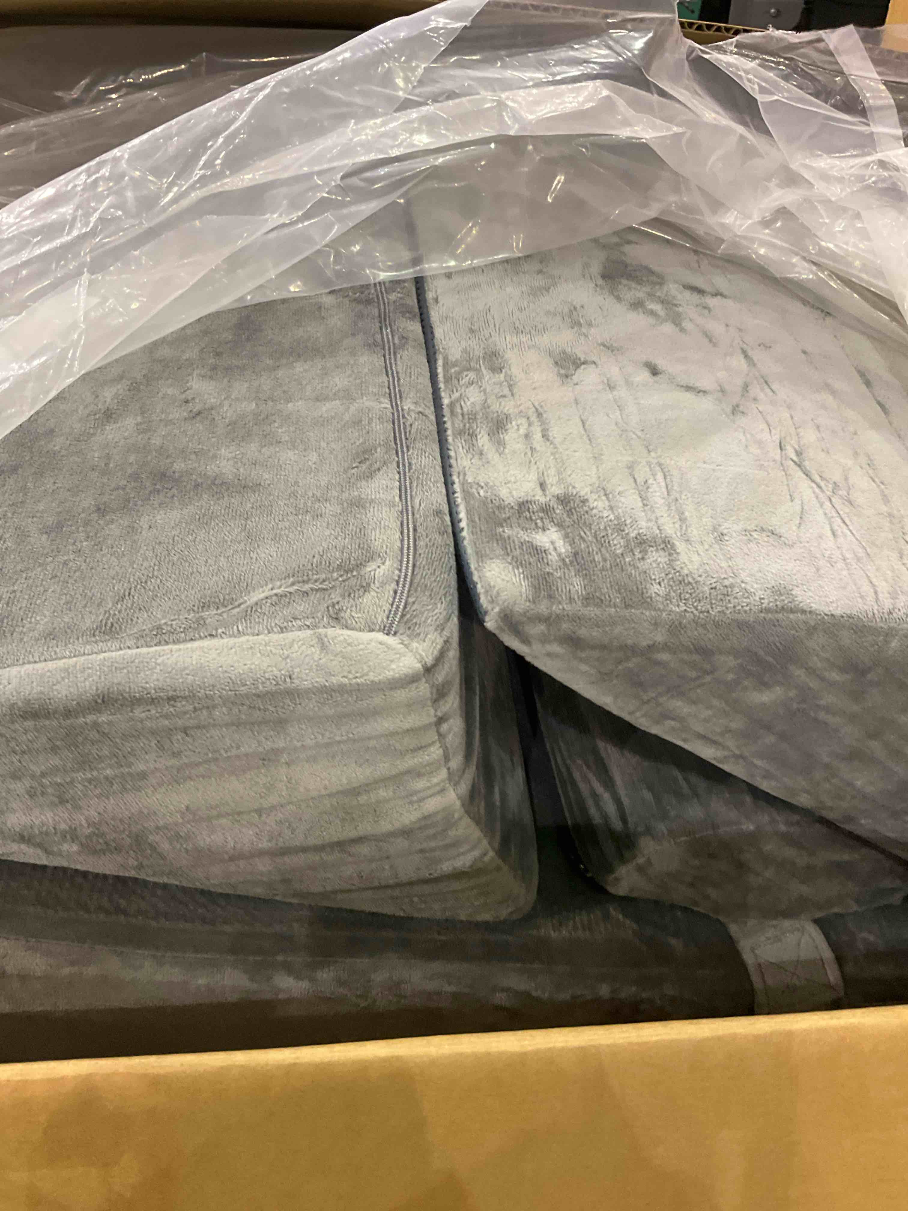 https://s3.amazonaws.com/lotting-images-prod/BargainHunt/EXS01179398_1709124856140.jpeg
