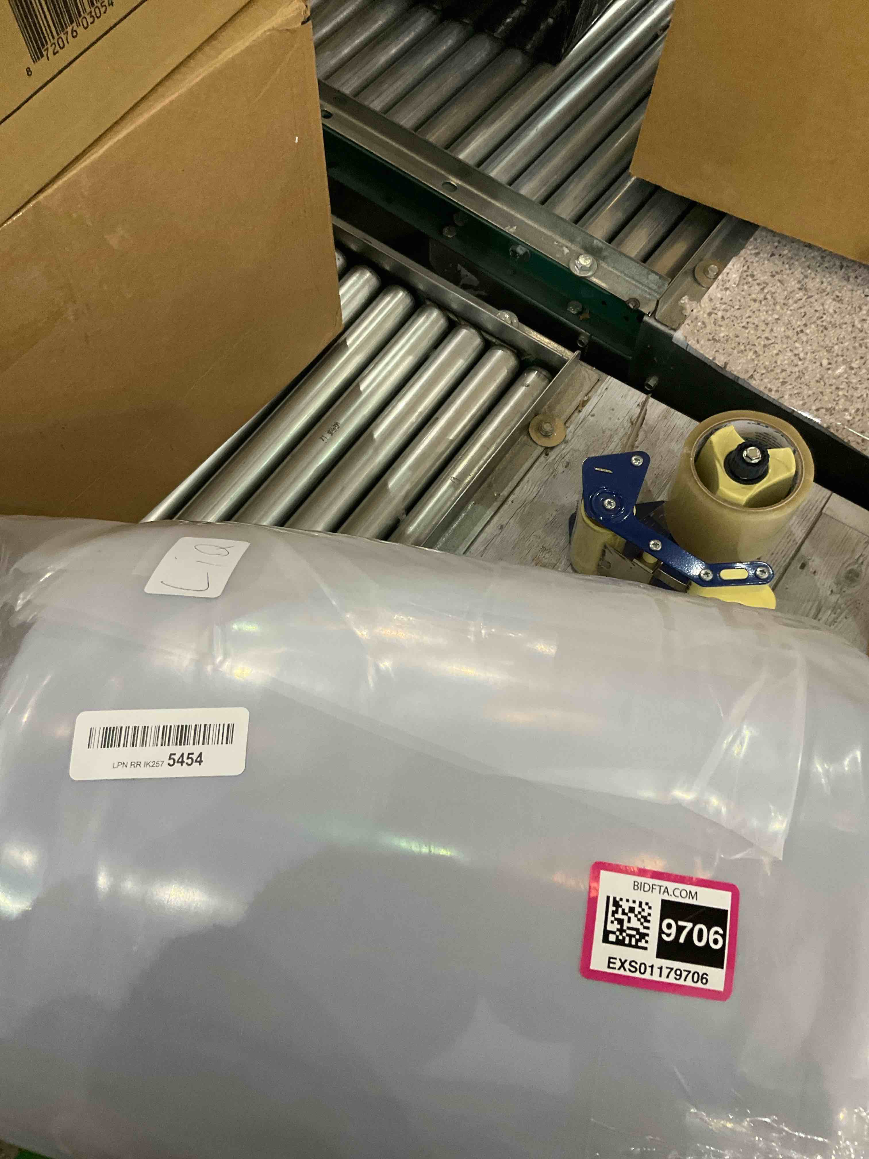 https://s3.amazonaws.com/lotting-images-prod/BargainHunt/EXS01179706_1708356229179.jpeg