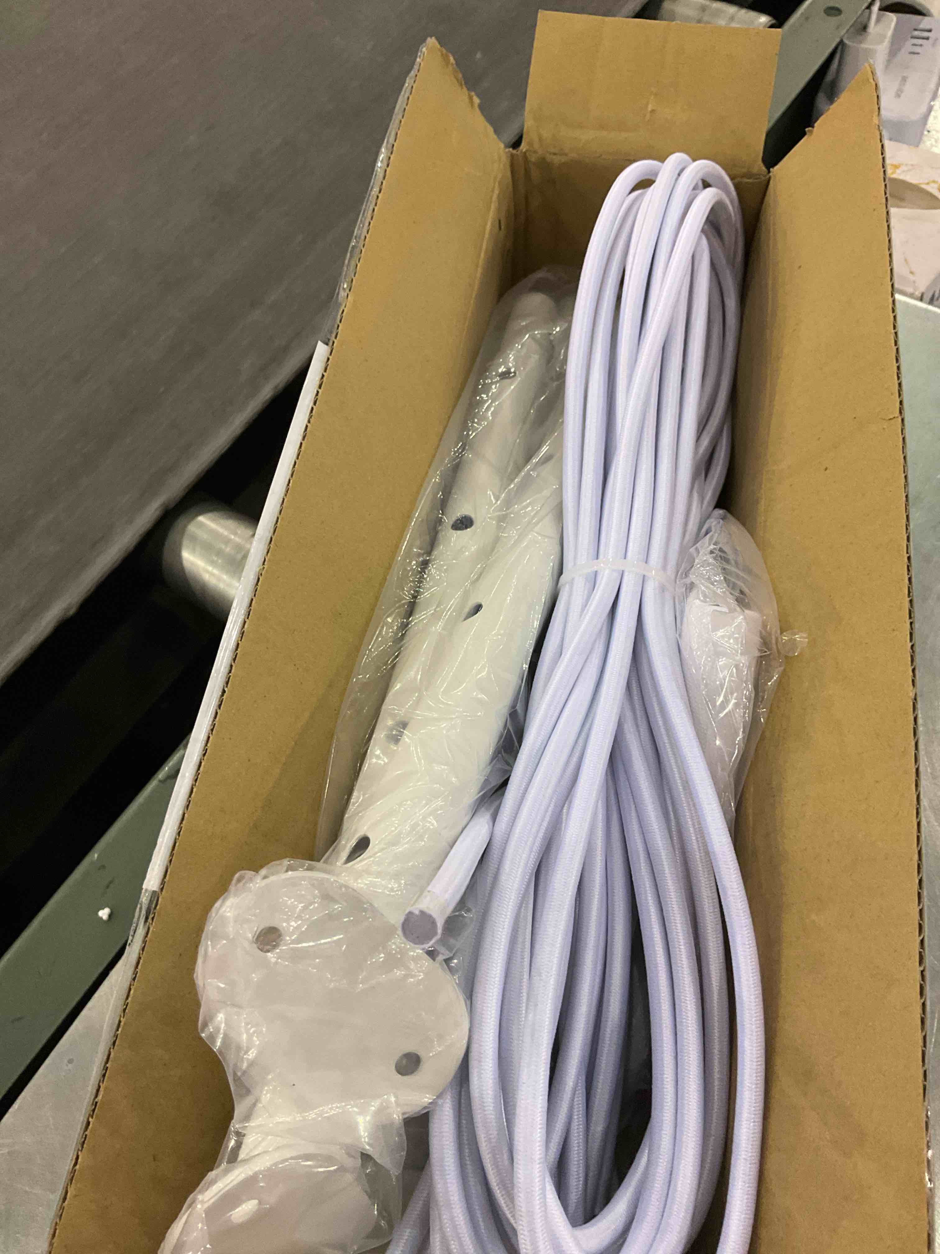 https://s3.amazonaws.com/lotting-images-prod/BargainHunt/EXS01180597_1710246515705.jpeg