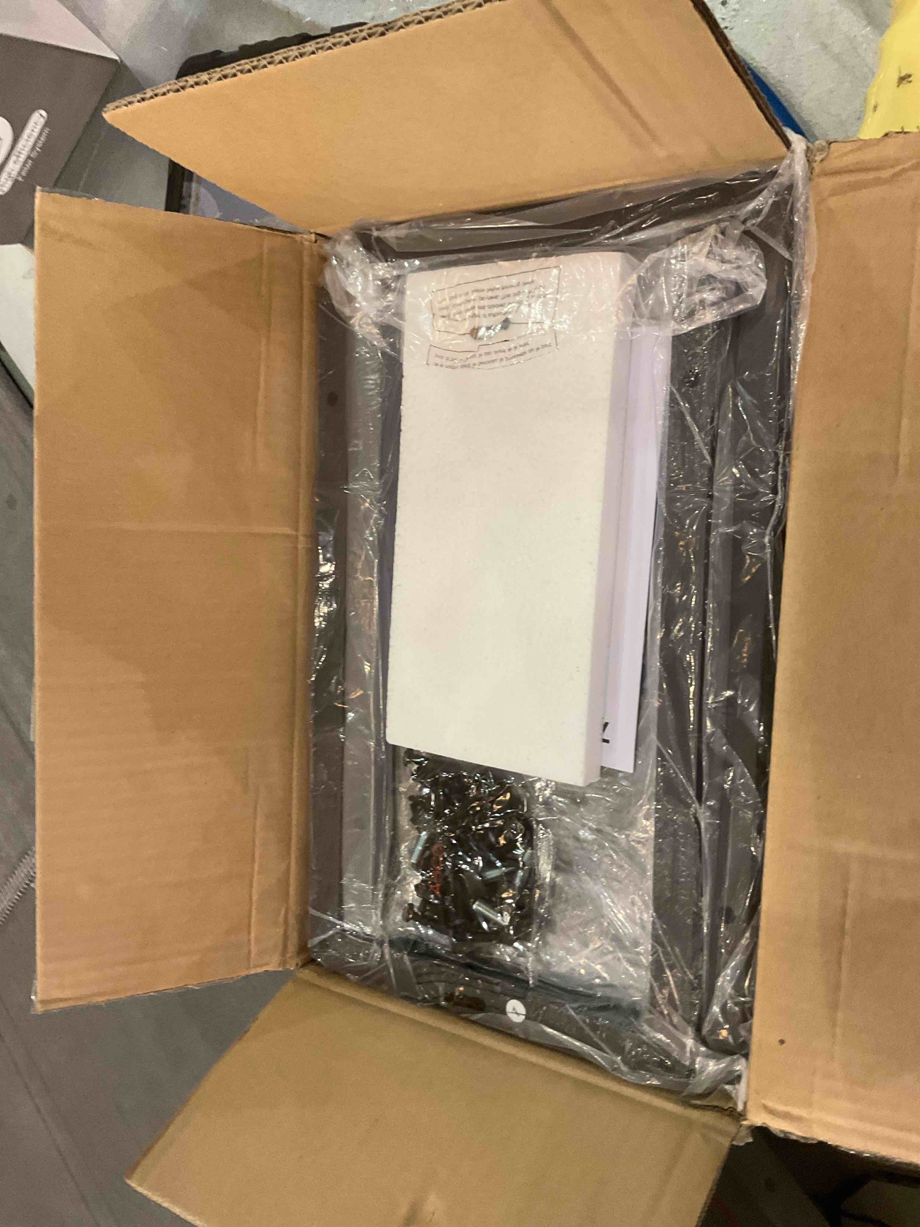 https://s3.amazonaws.com/lotting-images-prod/BargainHunt/EXS01181315_1711560679827.jpeg