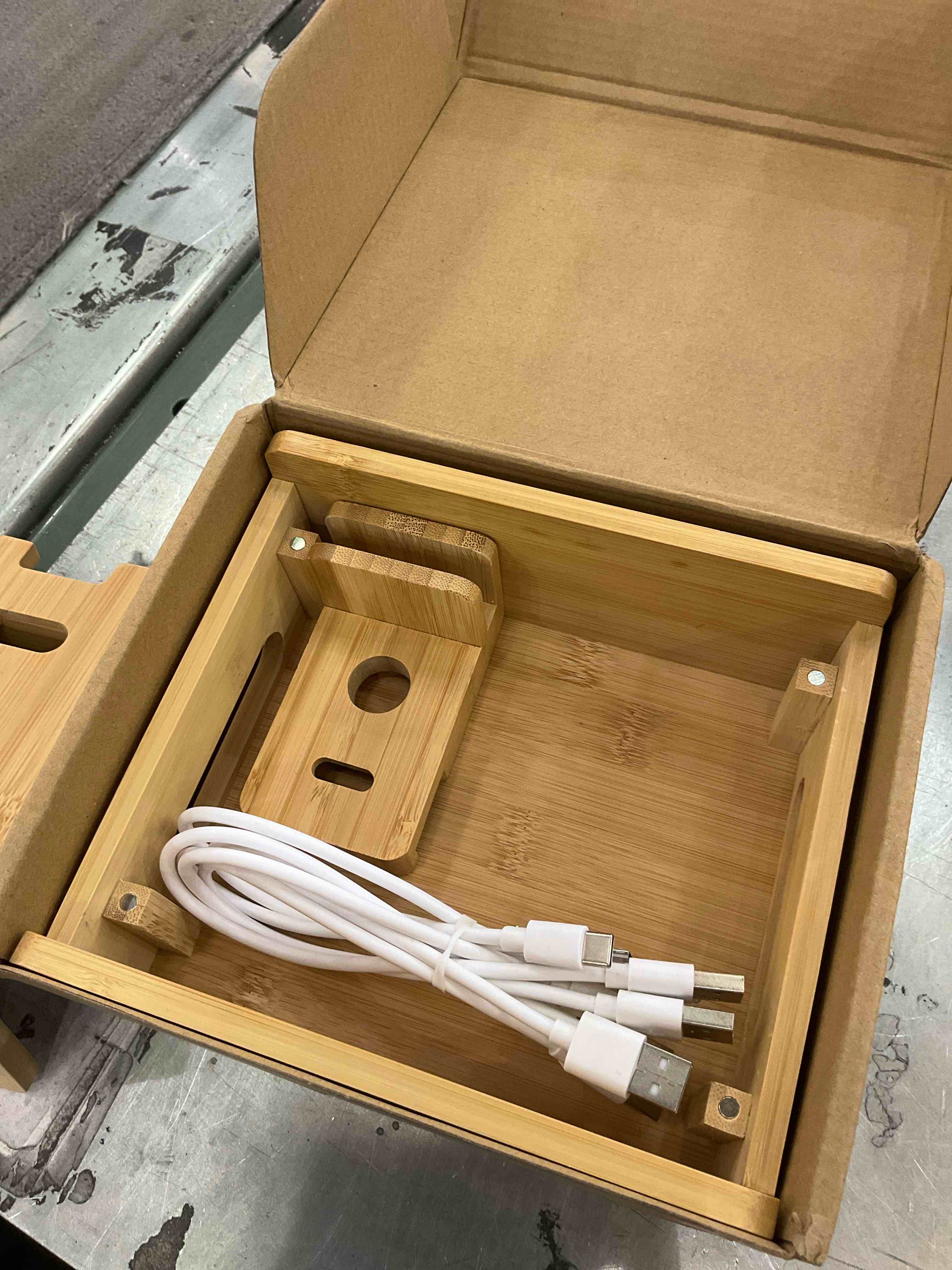 https://s3.amazonaws.com/lotting-images-prod/BargainHunt/EXS01182447_1712169459504.jpeg
