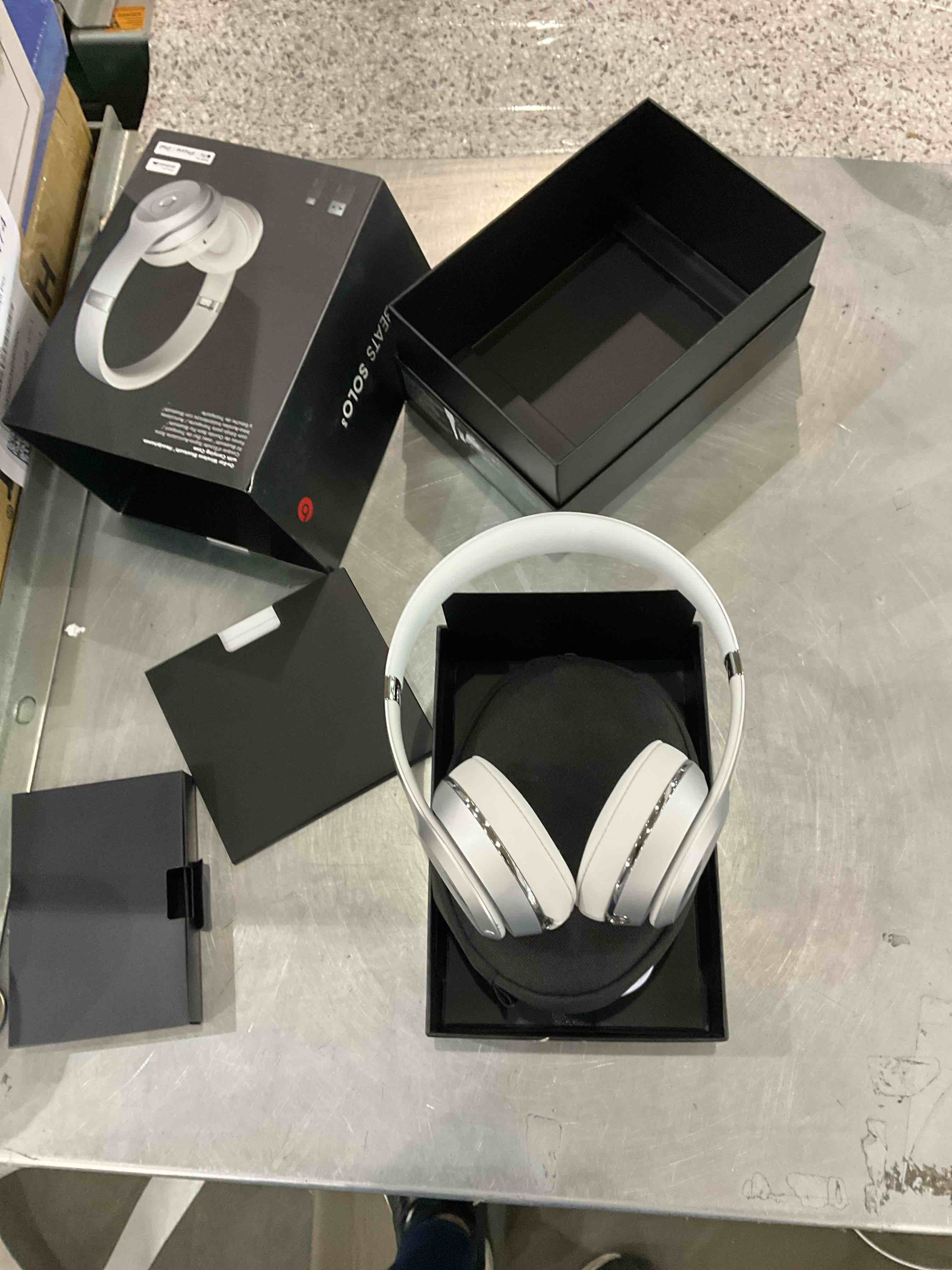 https://s3.amazonaws.com/lotting-images-prod/BargainHunt/EXS01183875_1709303647173.jpeg