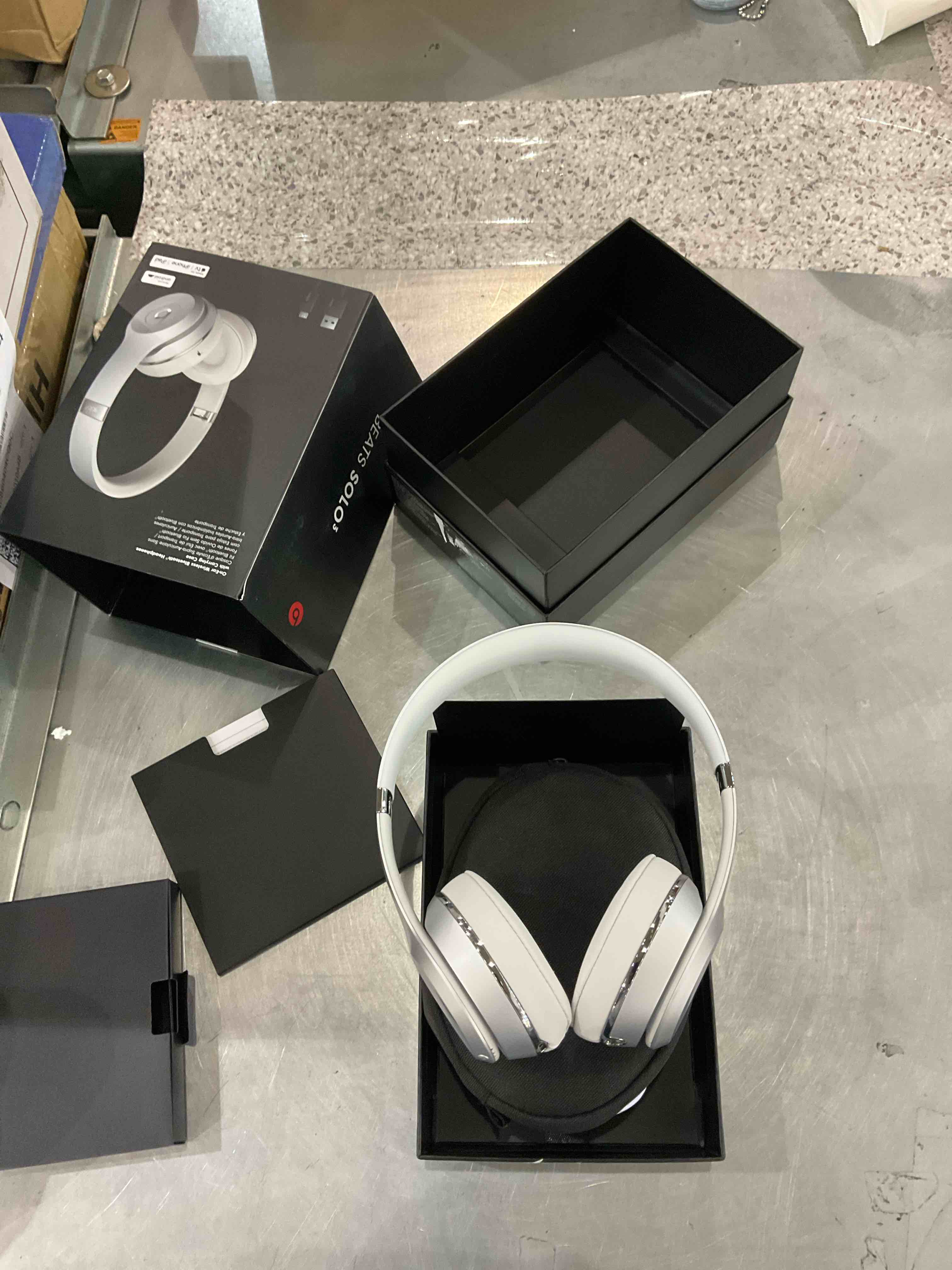 https://s3.amazonaws.com/lotting-images-prod/BargainHunt/EXS01183875_1709303648769.jpeg