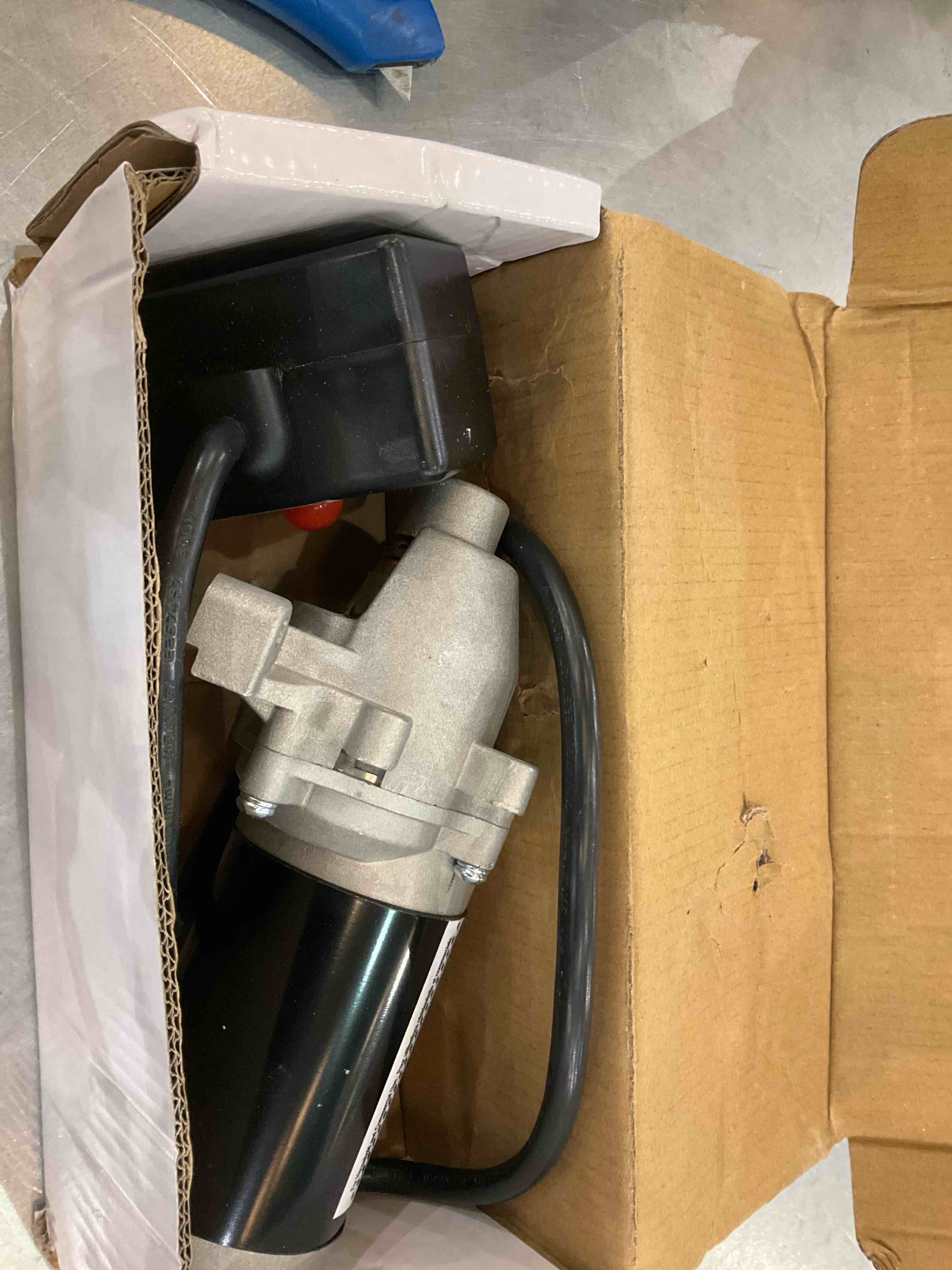 https://s3.amazonaws.com/lotting-images-prod/BargainHunt/EXS01185287_1710443128047.jpeg