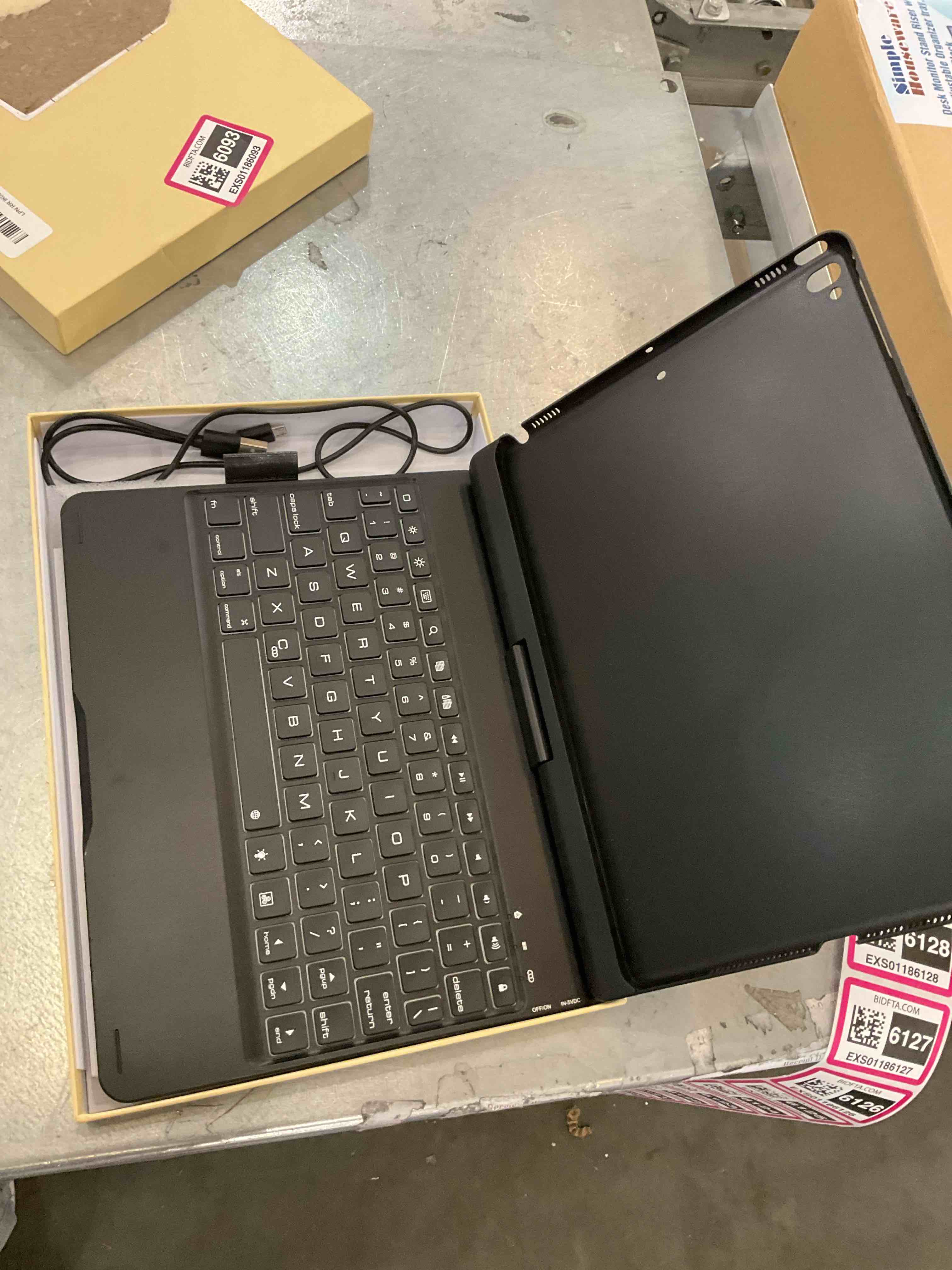 https://s3.amazonaws.com/lotting-images-prod/BargainHunt/EXS01186093_1709222483488.jpeg