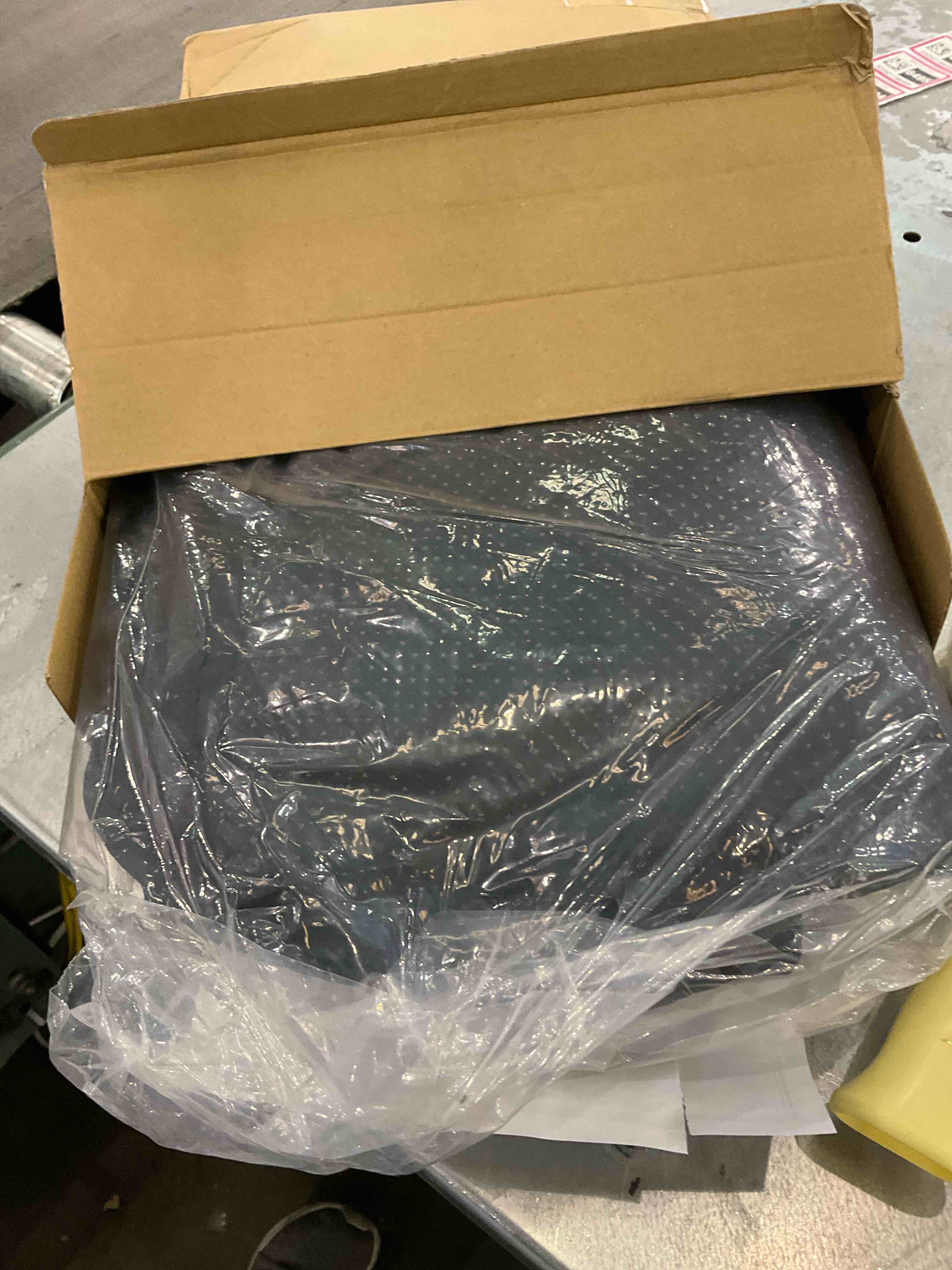 https://s3.amazonaws.com/lotting-images-prod/BargainHunt/EXS01186484_1709656647516.jpeg