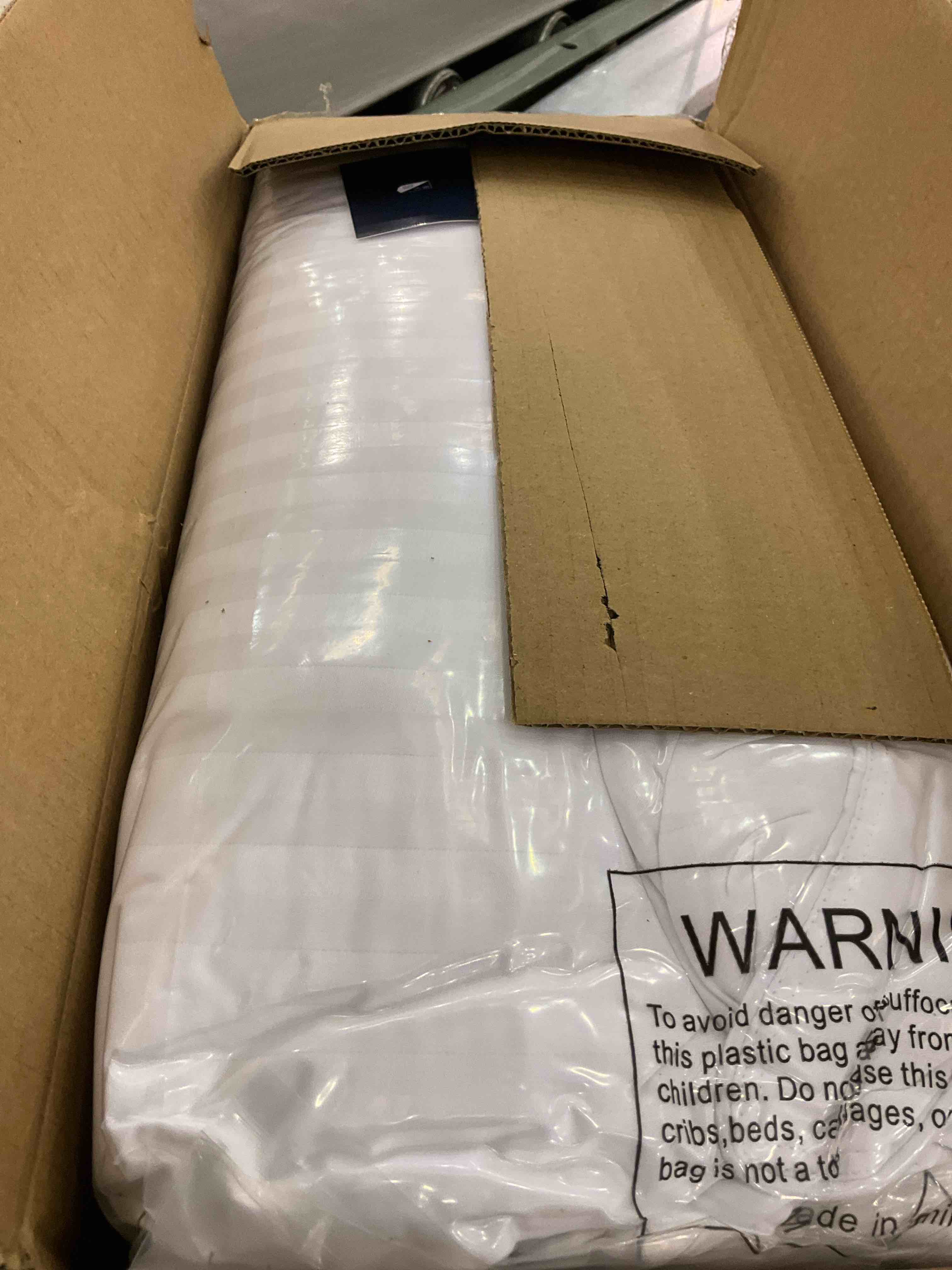 https://s3.amazonaws.com/lotting-images-prod/BargainHunt/EXS01186916_1709581238778.jpeg