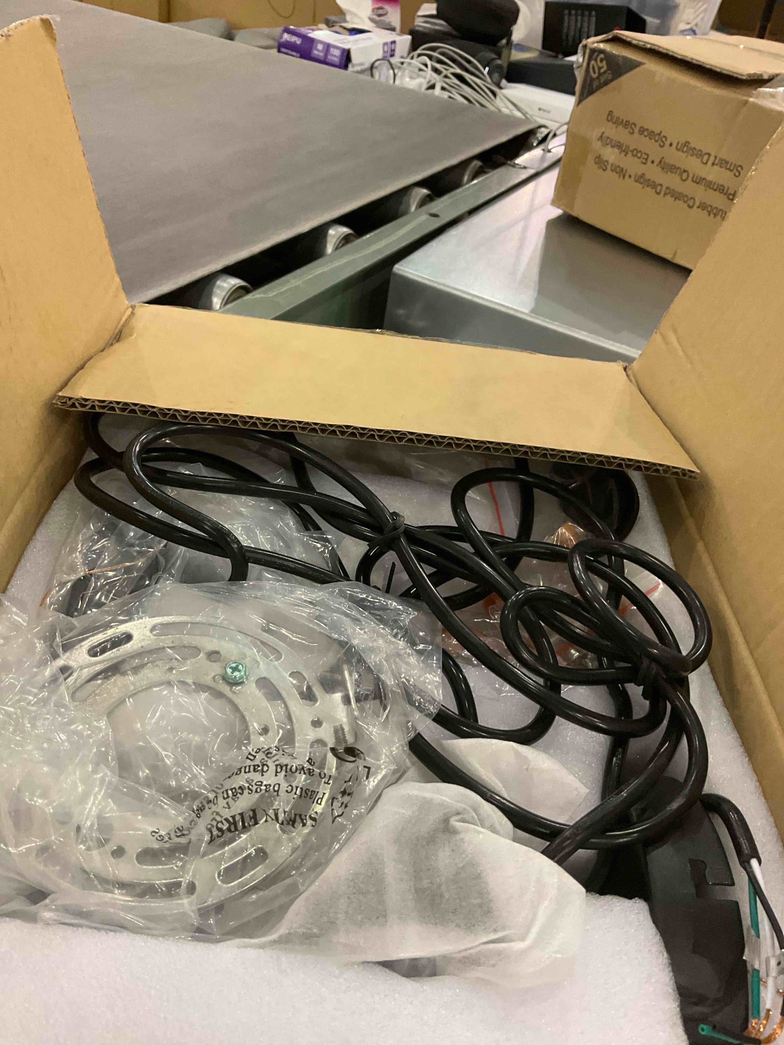 https://s3.amazonaws.com/lotting-images-prod/BargainHunt/EXS01186967_1709643774459.jpeg
