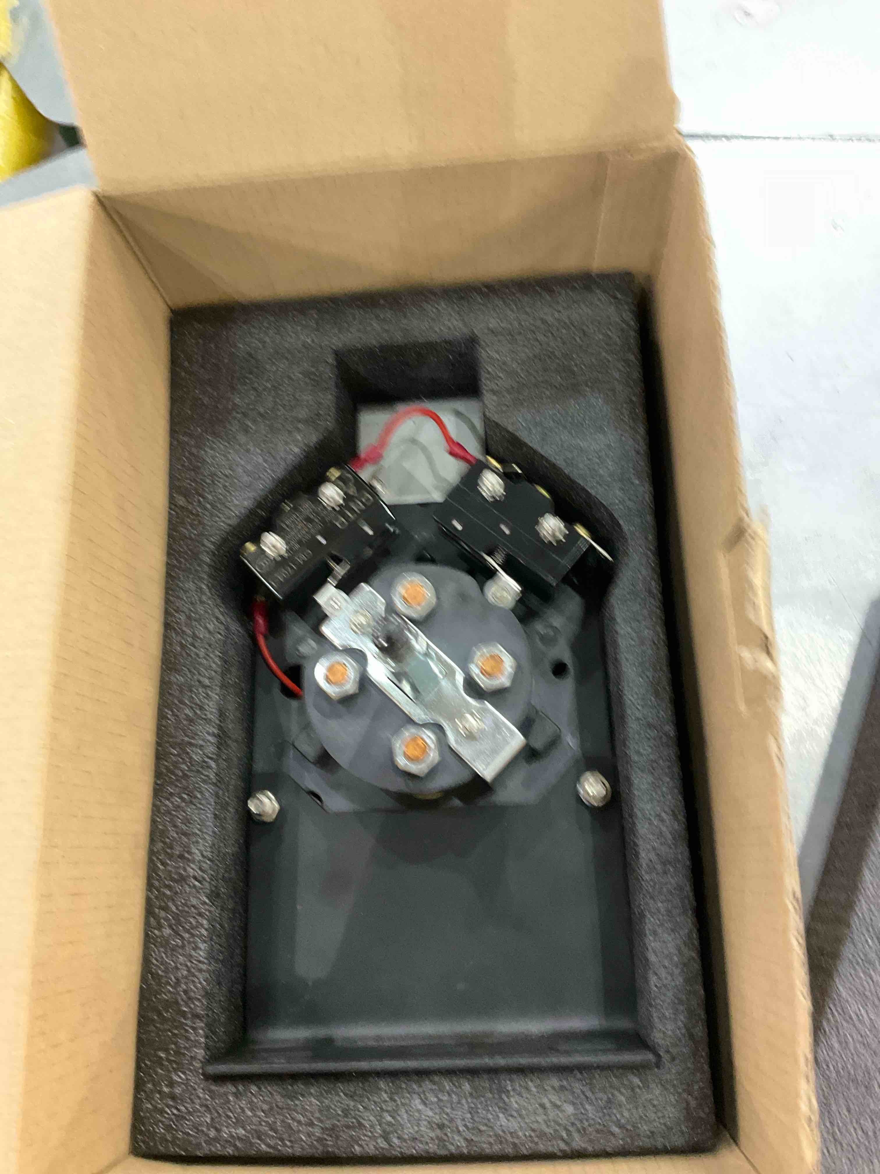 https://s3.amazonaws.com/lotting-images-prod/BargainHunt/EXS01187499_1710850064431.jpeg