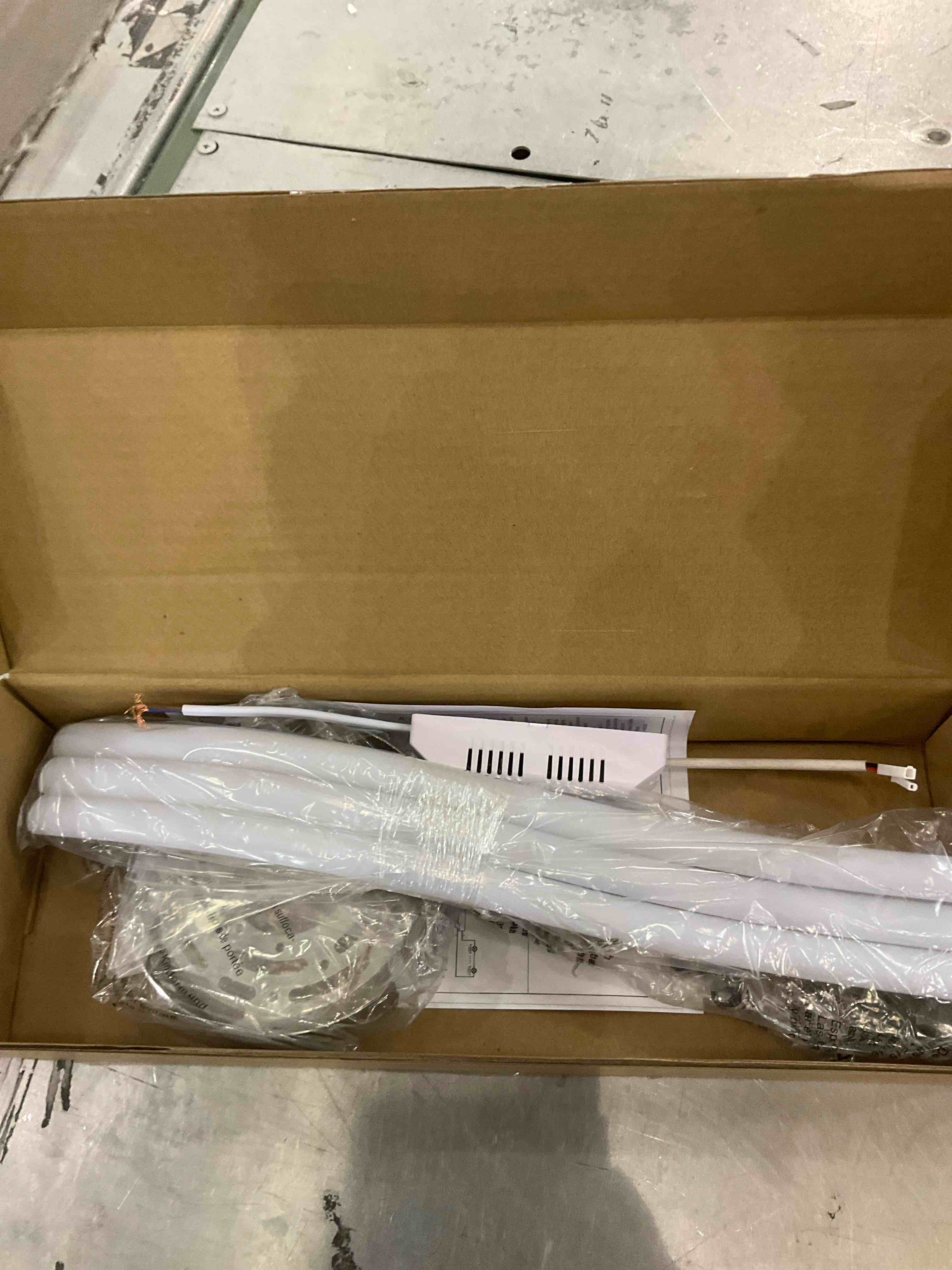 https://s3.amazonaws.com/lotting-images-prod/BargainHunt/EXS01188414_1712342802921.jpeg