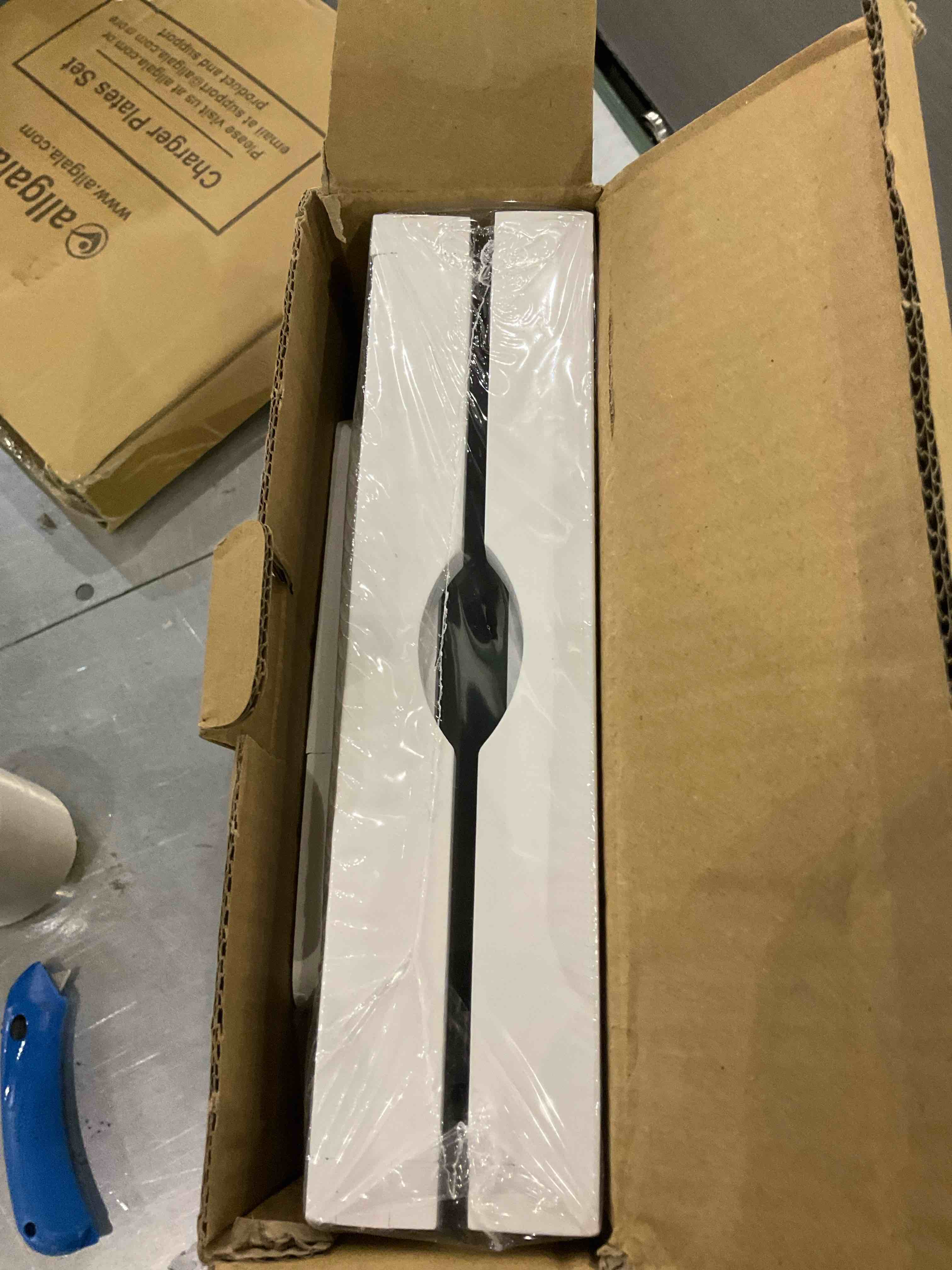 https://s3.amazonaws.com/lotting-images-prod/BargainHunt/EXS01189021_1711460844578.jpeg