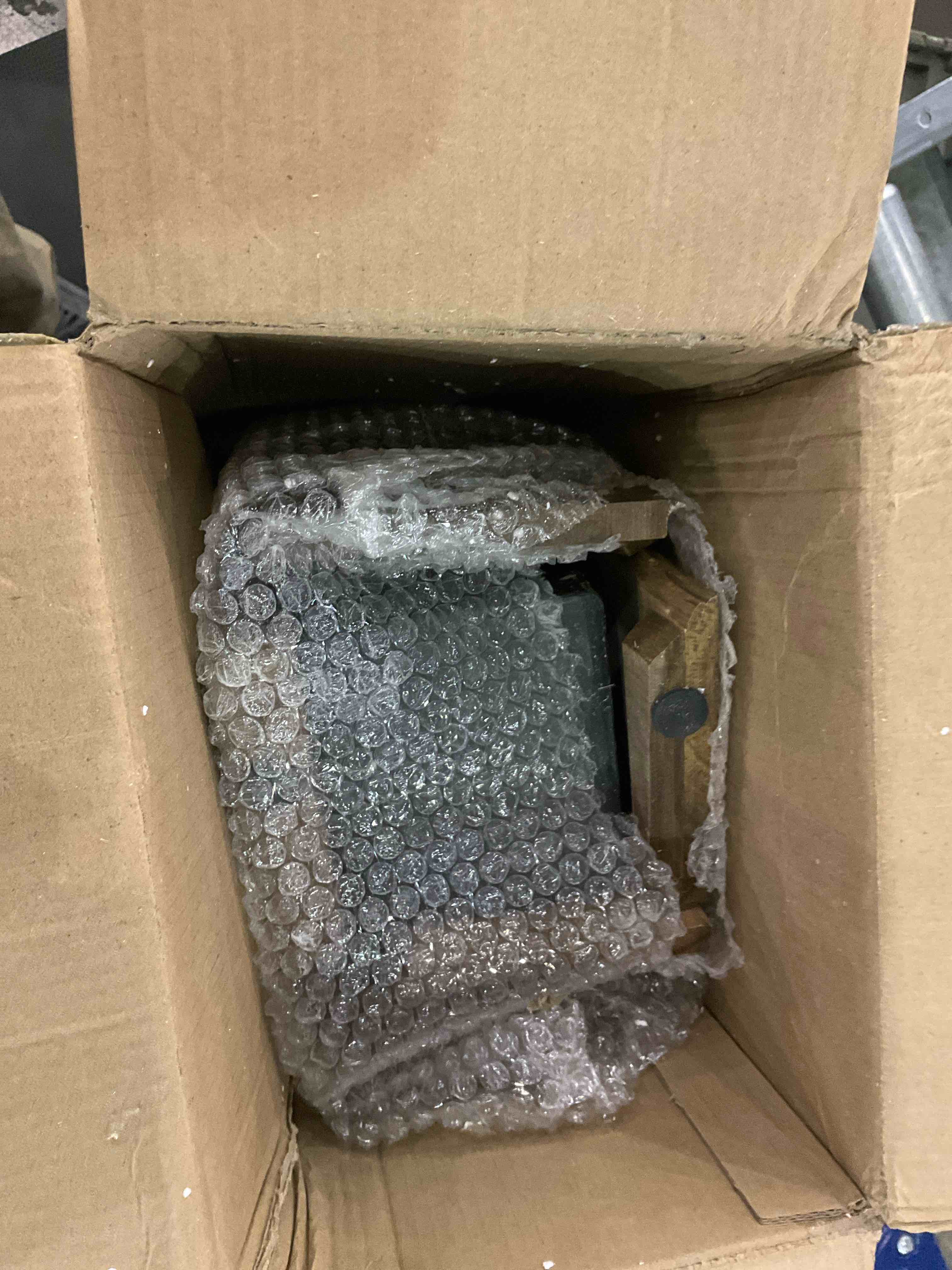 https://s3.amazonaws.com/lotting-images-prod/BargainHunt/EXS01190540_1709124697400.jpeg