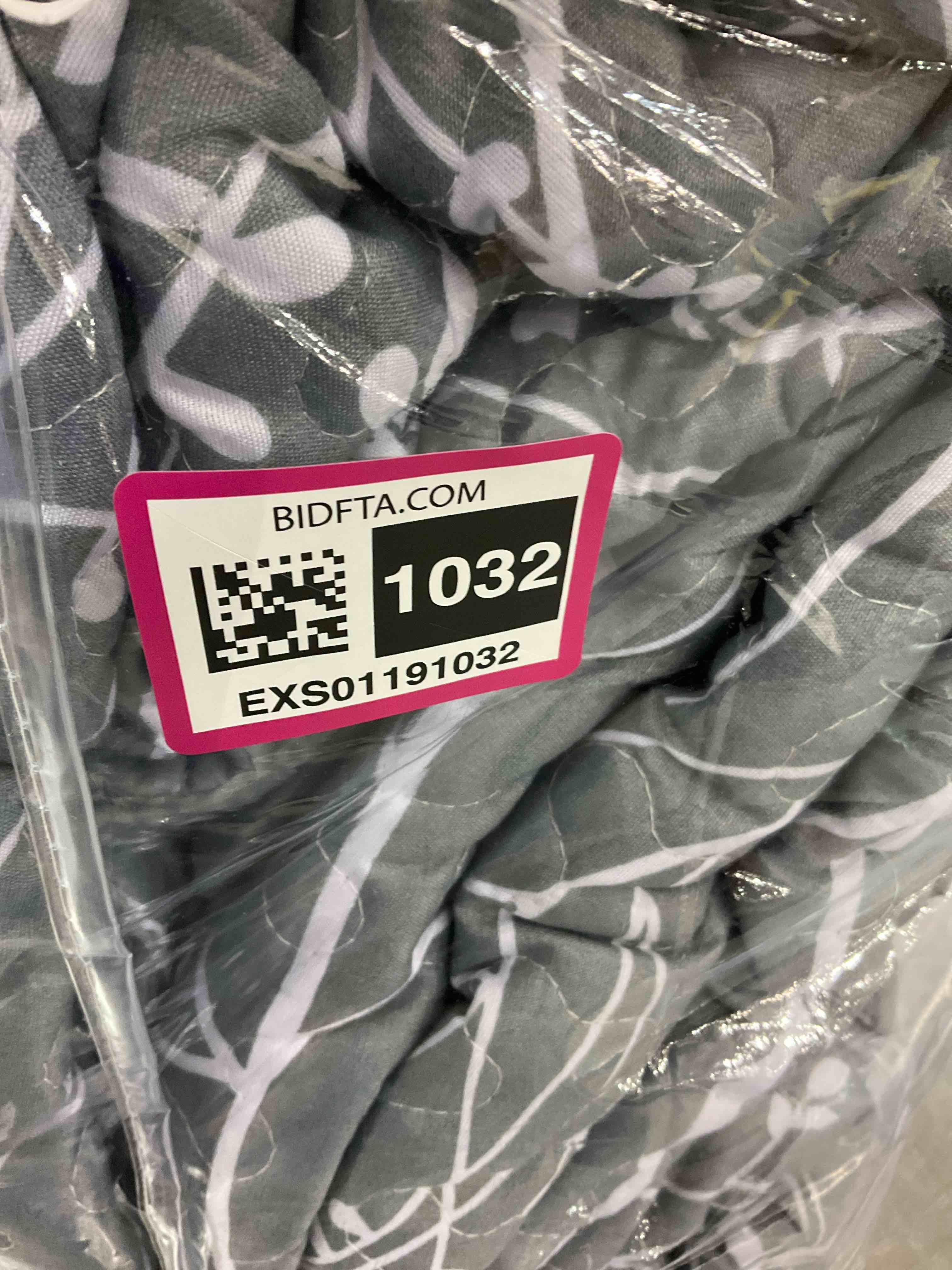 https://s3.amazonaws.com/lotting-images-prod/BargainHunt/EXS01191032_1709912553606.jpeg