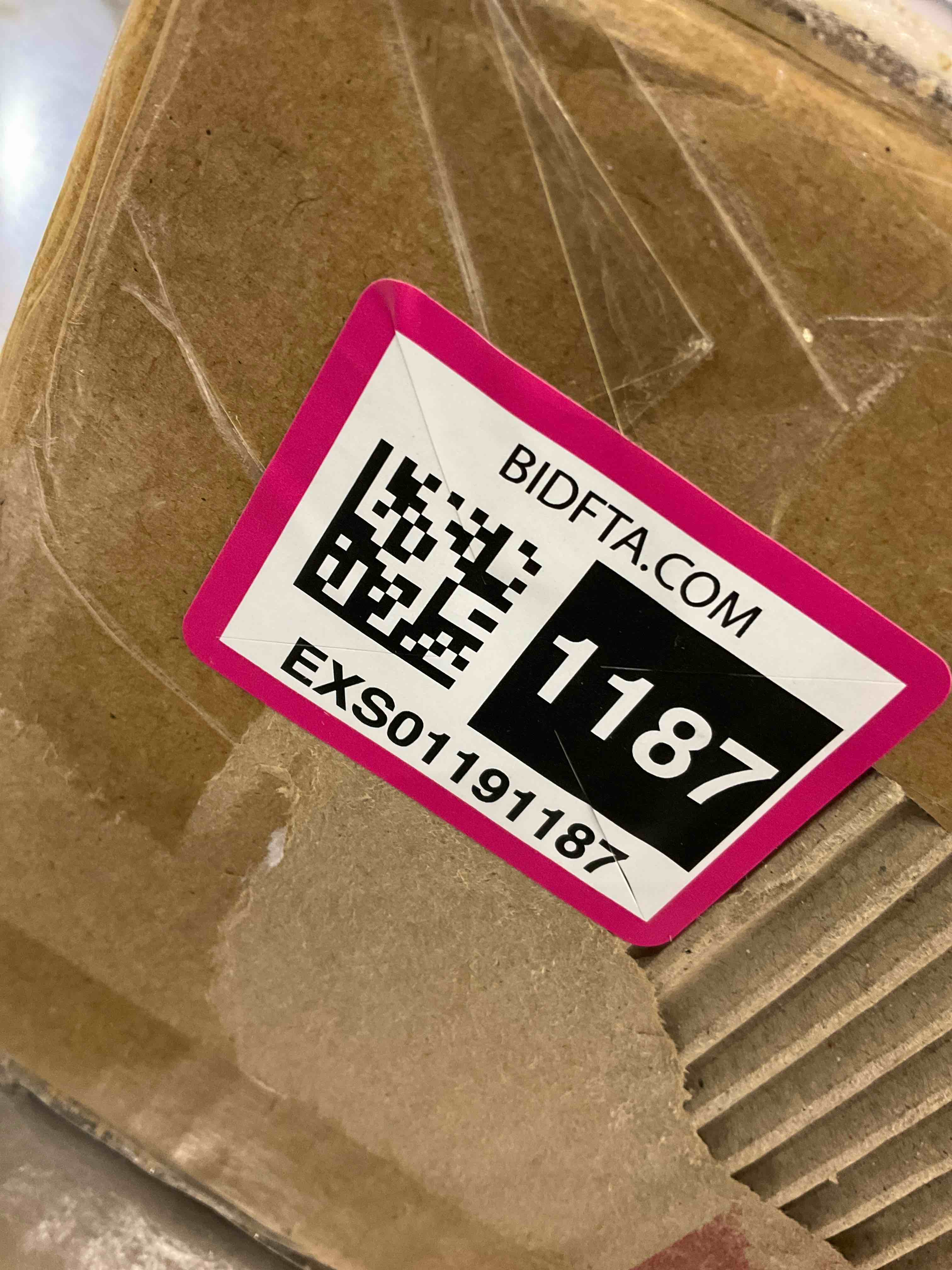 https://s3.amazonaws.com/lotting-images-prod/BargainHunt/EXS01191187_1710175668542.jpeg