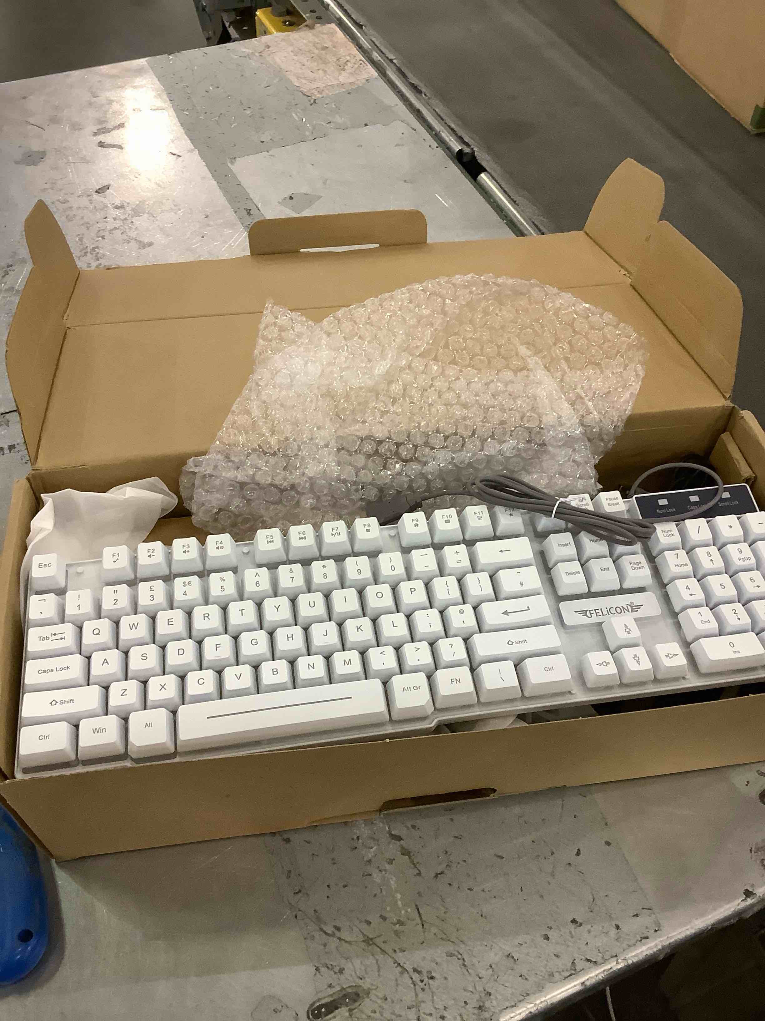 https://s3.amazonaws.com/lotting-images-prod/BargainHunt/EXS01191527_1709052205845.jpeg