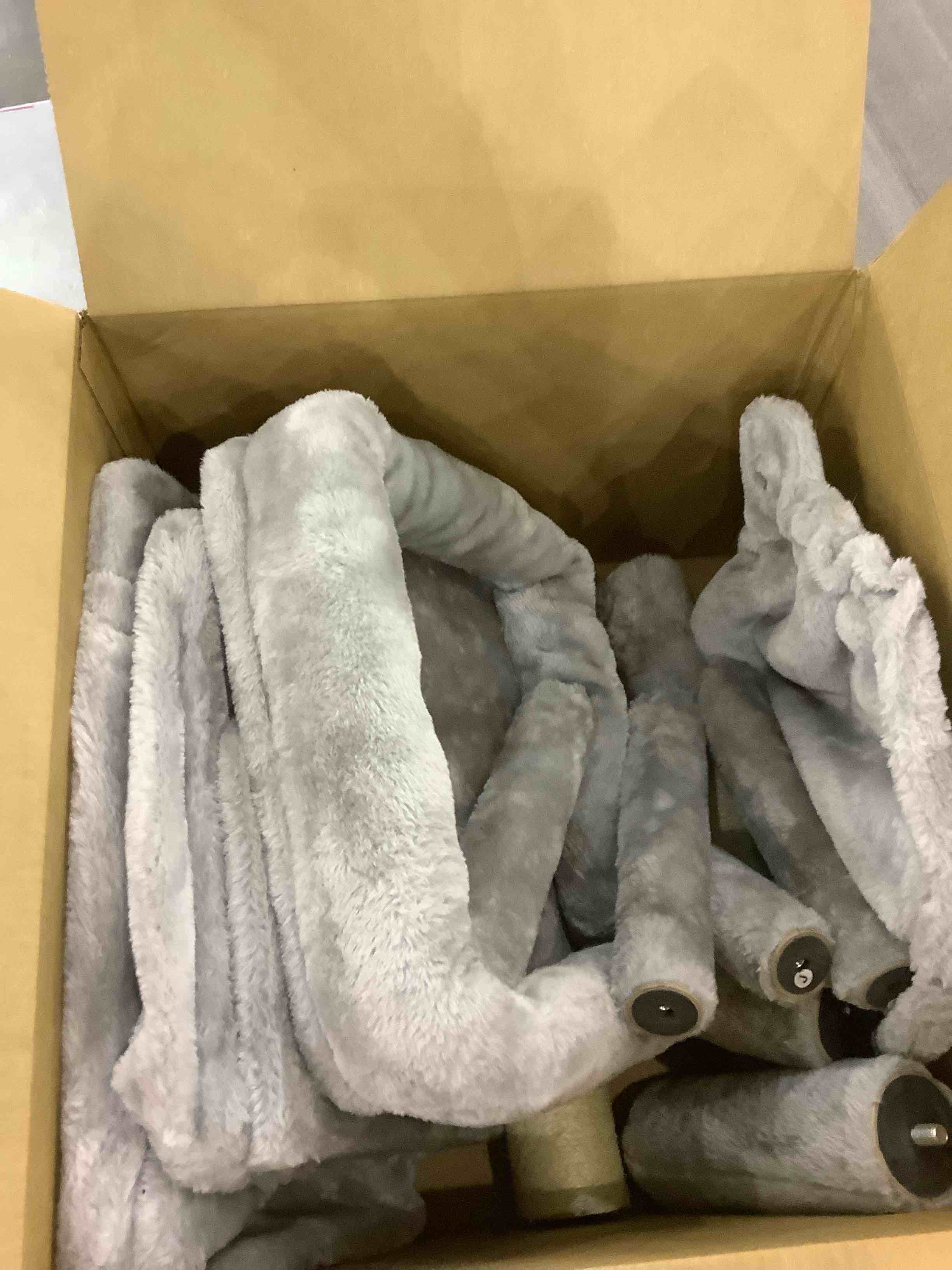 https://s3.amazonaws.com/lotting-images-prod/BargainHunt/EXS01191647_1709124015563.jpeg
