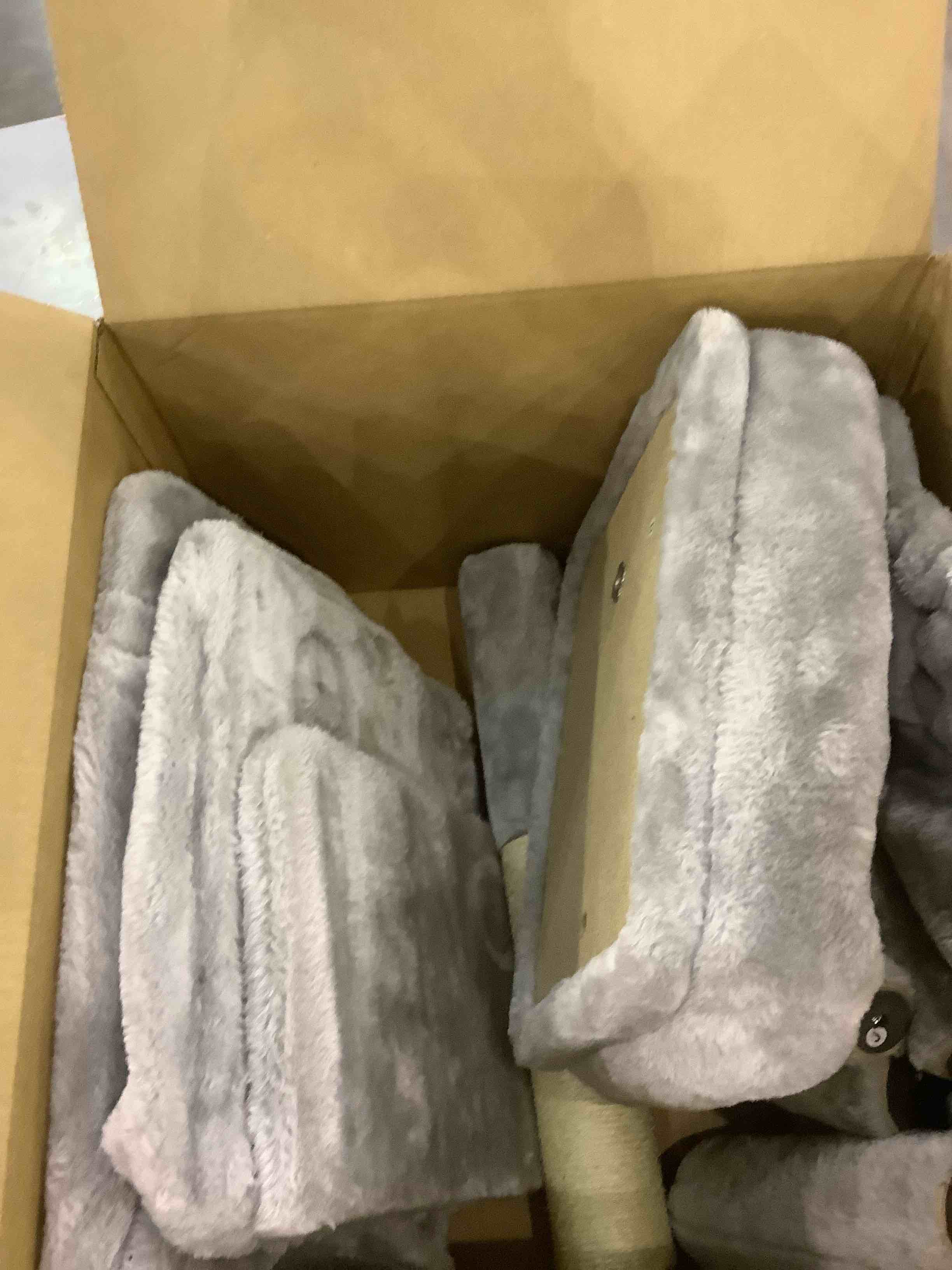 https://s3.amazonaws.com/lotting-images-prod/BargainHunt/EXS01191647_1709124020635.jpeg