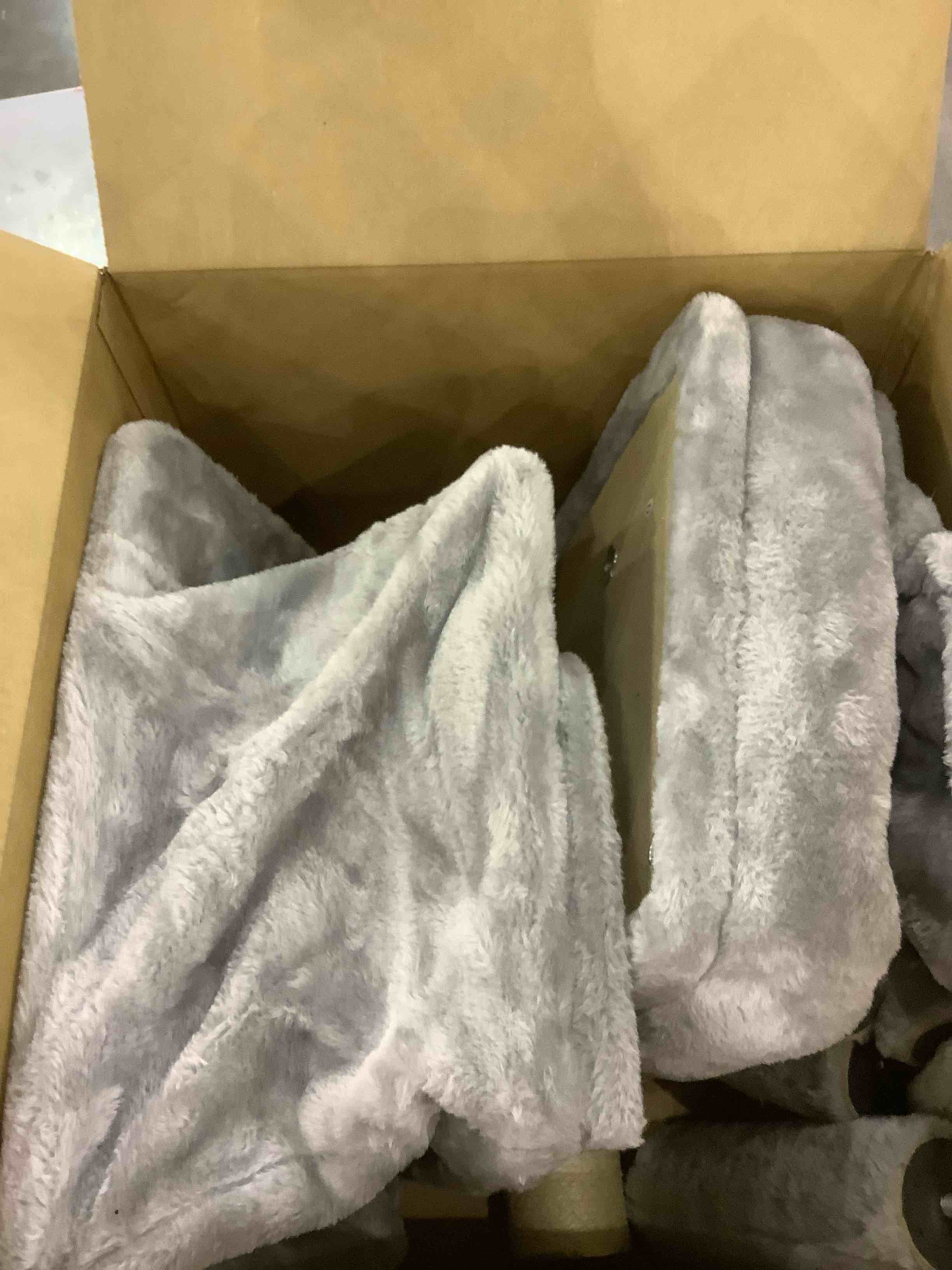 https://s3.amazonaws.com/lotting-images-prod/BargainHunt/EXS01191647_1709124025333.jpeg