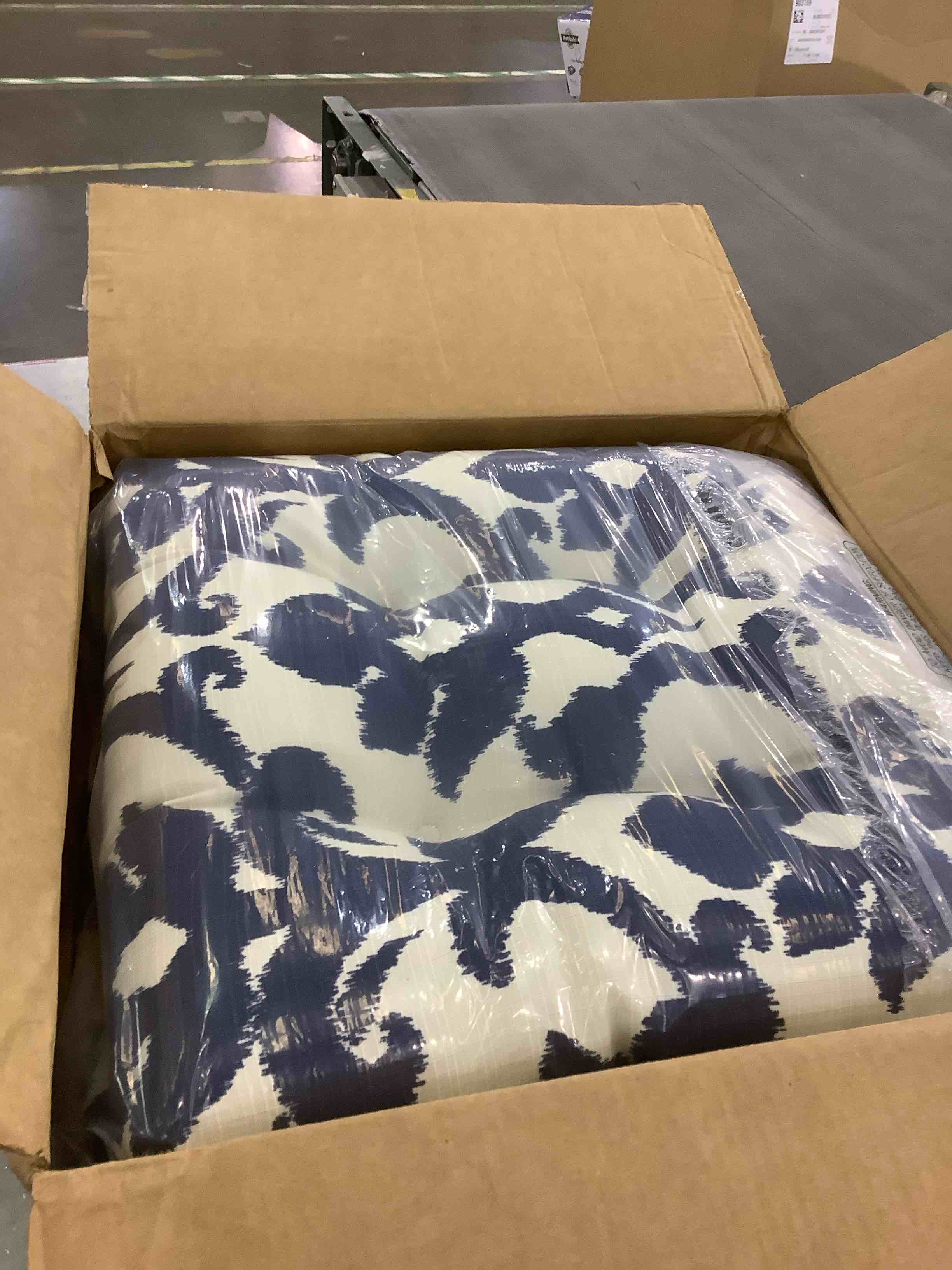 https://s3.amazonaws.com/lotting-images-prod/BargainHunt/EXS01191786_1709146514434.jpeg