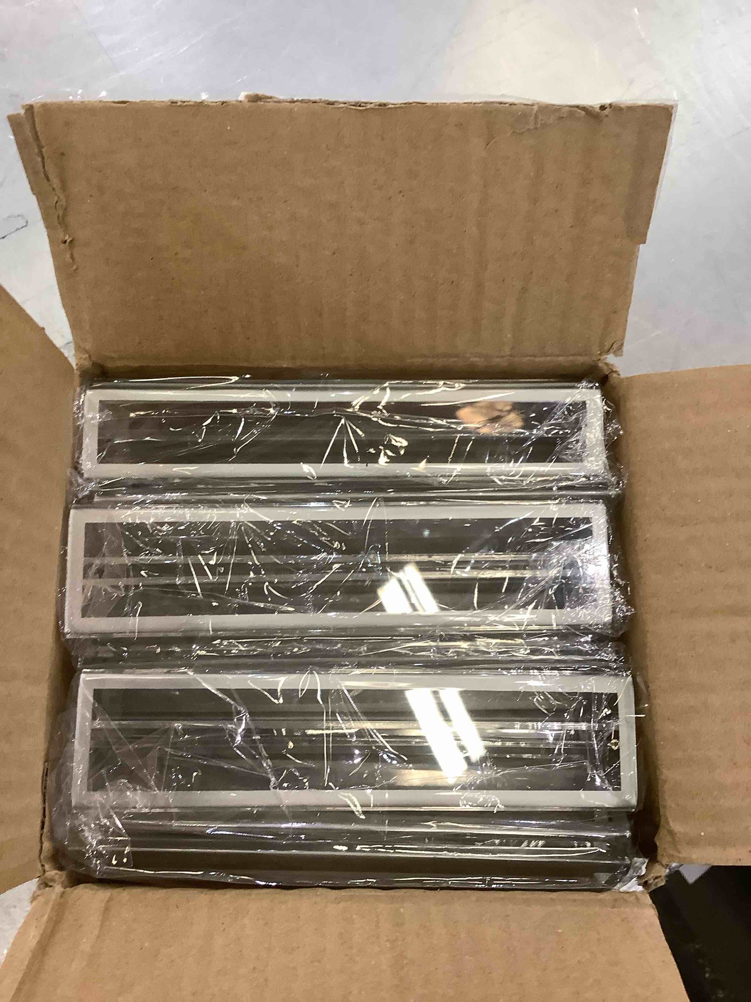 https://s3.amazonaws.com/lotting-images-prod/BargainHunt/EXS01191931_1709229009167.jpeg