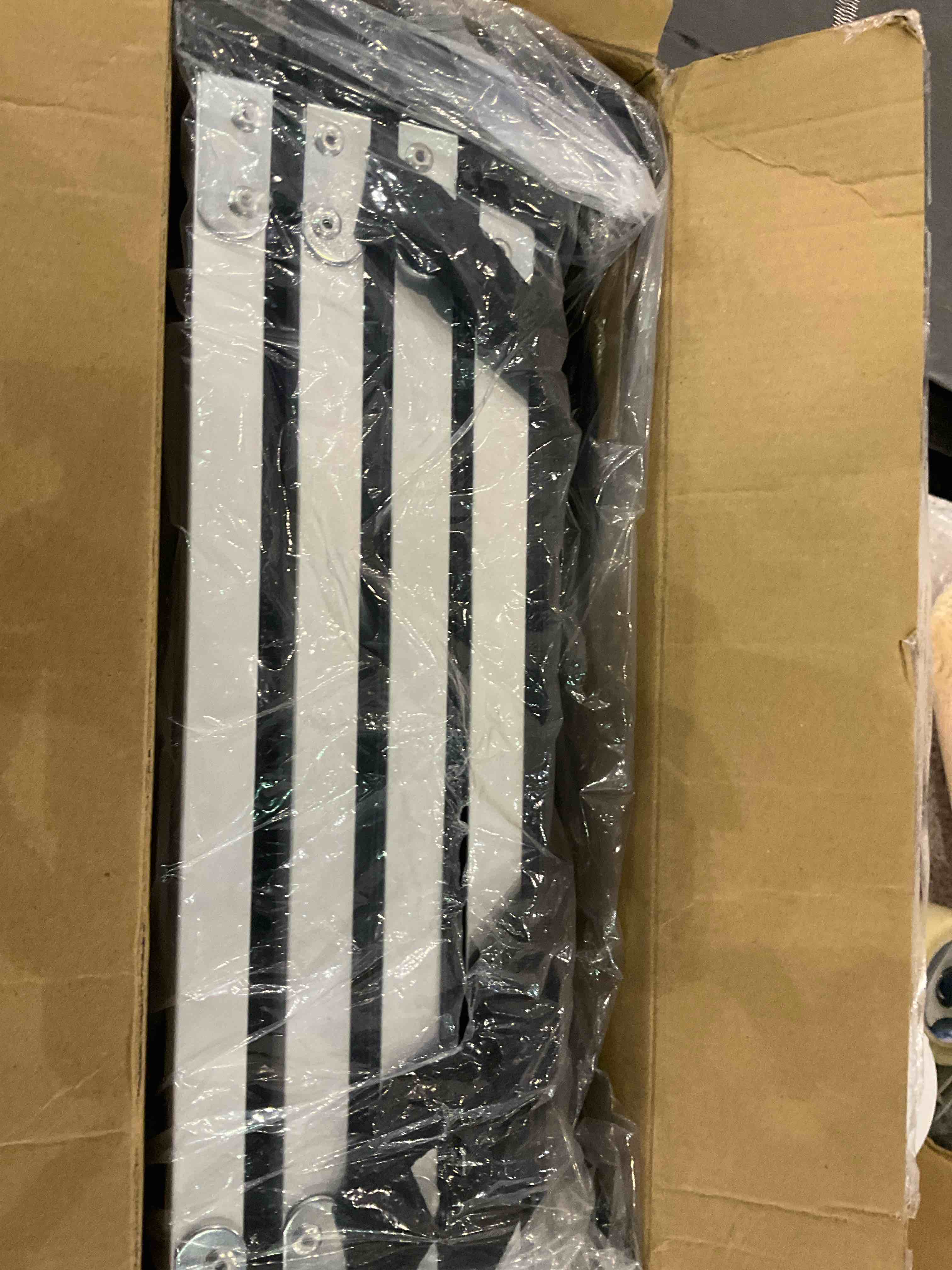 https://s3.amazonaws.com/lotting-images-prod/BargainHunt/EXS01192172_1709556535650.jpeg