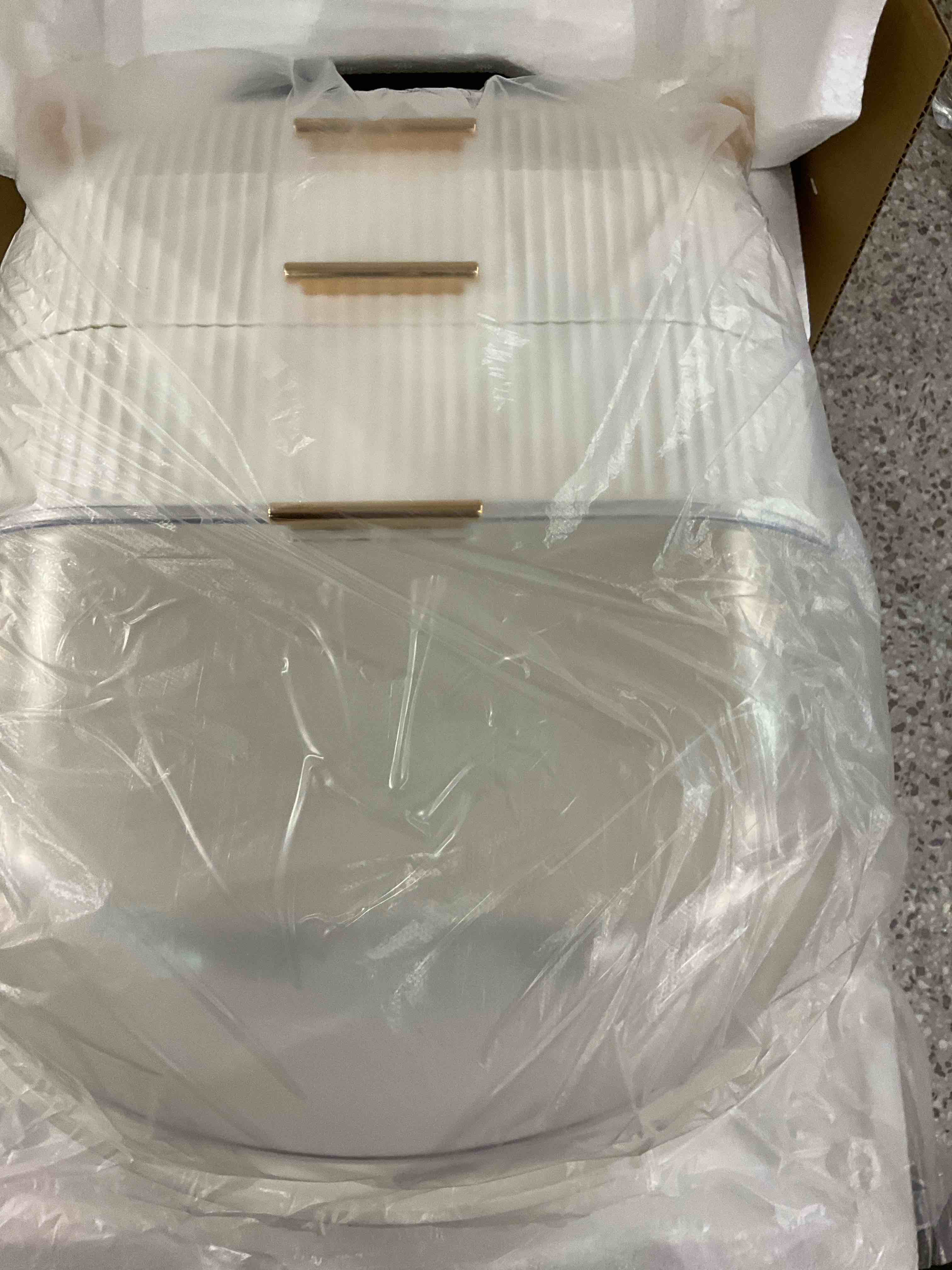 https://s3.amazonaws.com/lotting-images-prod/BargainHunt/EXS01192292_1709646675236.jpeg