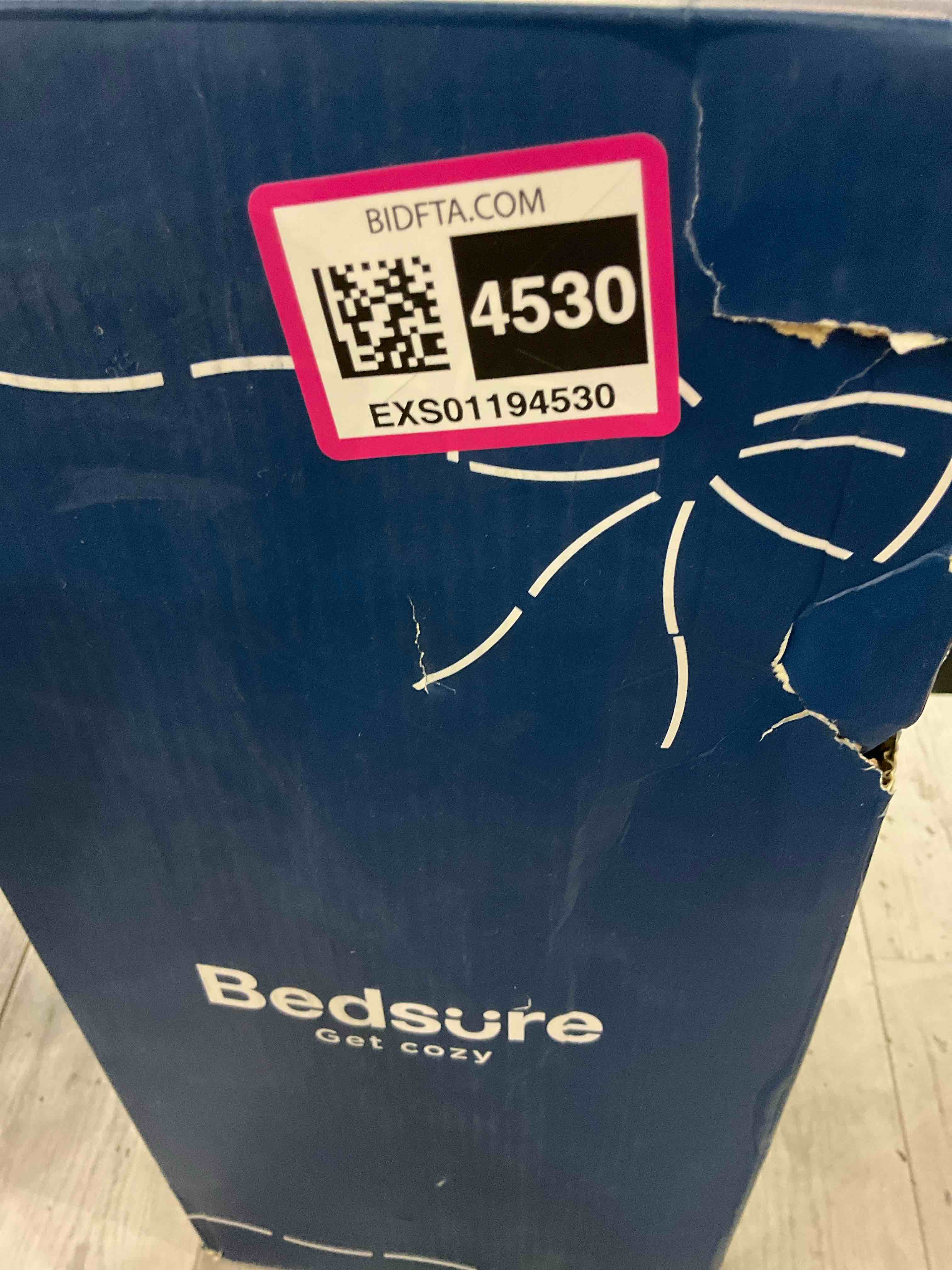 https://s3.amazonaws.com/lotting-images-prod/BargainHunt/EXS01194530_1709126098820.jpeg